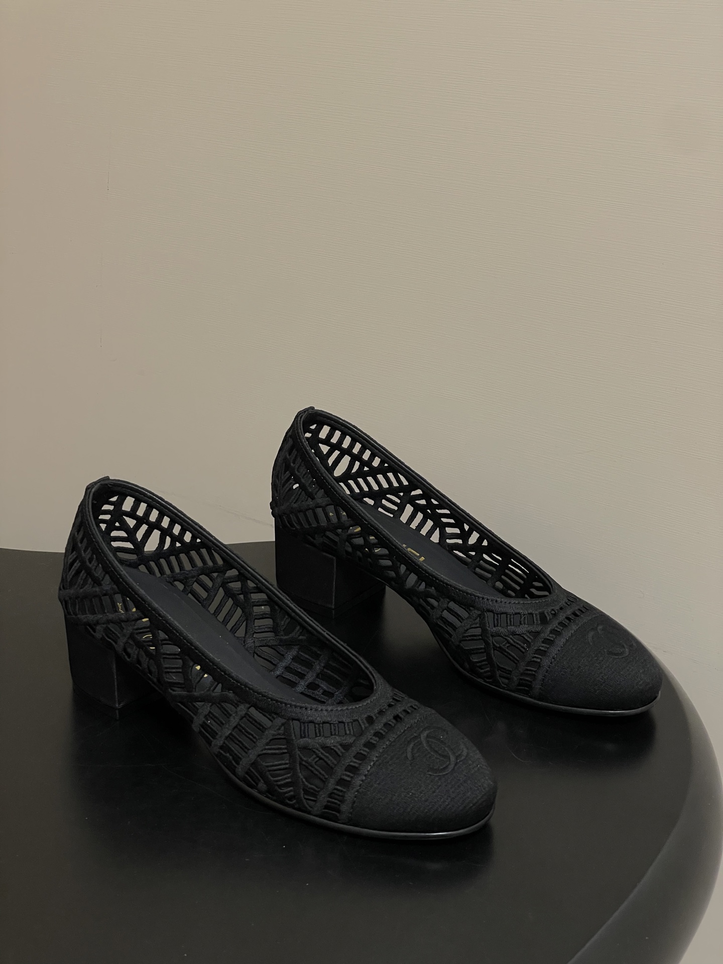 NO:668670,- Running volume Xiaoxiang Chanel 26C spring and summer new product, beautiful woven ballet shoes, hollow raffia double C thick heel straw high-heeled shoes, Xiaoxiang's products are all exquisite!  The woven hollow design is full of summer flavor. I can already imagine how beautiful it would be with a shirt and skirt in summer!  !  I finally have a non-leather pair in my ballet shoe closet!  A pair of raffia ballet shoes that you wear with your eyes closed. The shoe shape is simple and practical, but it may become a celebrity style if you are not careful. The upper is custom-made raffia fiber woven, the foot pads are sheepskin, the sole is Italian leather outsole, the heel height is 5cm, the size is 35-39 (34.40.41.42 is customized and non-returnable), ballet shoes, chanel, espadrilles, skirts, shirts, sheepskin, Leather soles19860909-跑量 小香Chanel 26C春夏新品 绝美编织芭蕾舞鞋镂空拉菲草双C粗跟草编高跟单鞋 小香出品尽是精品！编织镂空的设计,满满夏日的味道.已经能想象夏天穿着衬衫裙子搭配它有多美了！！芭蕾舞鞋柜里终于有了一双非皮的款式！ 一双闭眼入的拉菲草芭蕾舞鞋,鞋型是简单实穿款,但一不小心也可能变成名媛风. 鞋面定制酒椰纤维编织 垫脚羊皮 鞋底意大利真皮大底 跟高5cm 码数35-39（34.40.41.42定做不退换）,芭蕾舞鞋,chanel,espadrilles,skirts,shirts,sheepskin,Leather soles,Women's Shoes