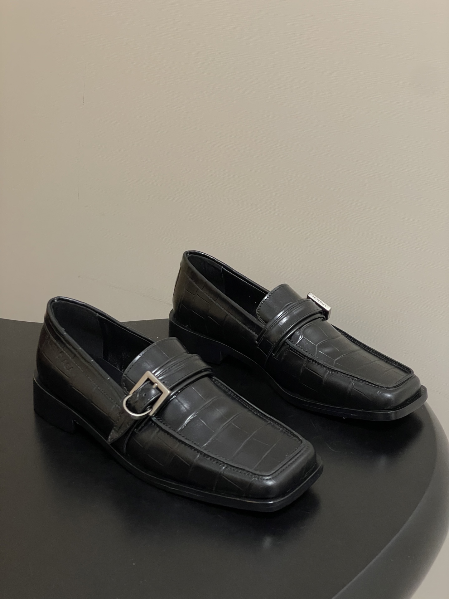 NO:669439,- 26 spring and summer new style Balenciaga 26Fw Bel Air crocodile pattern embossed cowhide loafers with square toe buckle slip-on small leather shoes. Classic loafers, no laces, slip-on structure, easy to put on and take off, a high-frequency practical shoe type for urban commuting. The square toe brings a stronger sense of structure and neutral temperament.  Made of crocodile embossed cow leather, with an embossed texture on the surface, it usually has good wear resistance and easy care properties; the brand widely uses crocodile embossed elements on leather goods, and the craftsmanship is mature. The metal buckle on the upper is the visual focus, which plays an embellishment and brightening effect, enhancing the high-end and recognizable shape of the shape. The highly recognizable lines and unique shoe shape design, combined with a strong old-fashioned effect, create an expressive design style!  Customized crocodile pattern cowhide for the upper, sheepskin lining for the feet, Italian leather outsole for the sole, size 35-39 (34.40.41 custom made, non-returnable), loafers, balenciaga, balenciaga, loafers, cowhide, sheepskin, Leather soles19860909- 26春夏新款Balenciaga巴黎世家26Fw Bel Air鳄鱼纹压纹牛皮乐福鞋方头搭扣一脚蹬小皮鞋 经典乐福鞋,无鞋带、一脚蹬结构,穿脱便捷,属于都市通勤的高频实用鞋型.方形鞋头带来更强的结构感与中性气质. 采用鳄鱼纹压花牛皮革,表面为压纹质感,通常具有较好的耐磨与易打理属性；品牌在皮具上广泛使用鳄鱼纹压花元素,工艺成熟. 鞋面的金属扣饰为视觉焦点,起到点缀与提亮作用,增强造型的高级感与辨识度极具识别度的线条以及独特的鞋形设计,搭配上强烈的旧日效果,从而创造一个充满表现力的设计风格！ 鞋面定制鳄鱼纹牛皮 内里垫脚羊皮 鞋底意大利真皮大底 码数35-39（34.40.41定做不退换),乐福鞋,balenciaga,balenciaga,loafers,cowhide,sheepskin,Leather soles,Women's Shoes