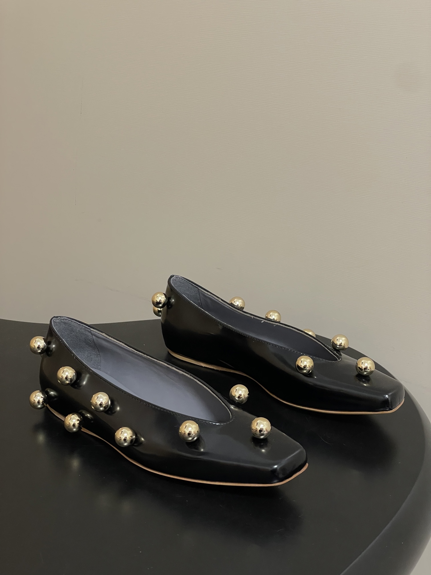 NO:669435,- 26Ss spring and summer new model Balenciaga's latest catwalk metal rivet motorcycle punk style ballet shoes beaded flat Mary Jane shoes, shiny cow leather, embellished with metal rivets; rivet technology is a common decorative technique used by the brand to enhance the power and recognition of the shape.  Neutral, cool, and strong, the contrast between cow leather and golden rivets makes the shoes both modern and rebellious; square-toe shoes have continued to resurgence in recent years, emphasizing fashion and individual expression. The upper is custom-made open-edge beaded cowhide, the lining is sheepskin, and the sole is Italian genuine leather. Size 35-39 (34.40.41 is custom-made and non-returnable).  jane,cowhide,sheepskin,Leather soles19860909- 26Ss春夏新款Balenciaga巴黎世家最新走秀款金属铆钉机车朋克风芭蕾舞鞋珠珠平底玛丽珍单鞋 亮面牛皮革,配以金属铆钉点缀；铆钉工艺为品牌常用的装饰手法,用于增强造型的力量感与辨识度. 中性、酷感、强势,牛皮革与金色铆钉的对比,使鞋款兼具摩登与叛逆气质；方头鞋型在近年持续回潮,强调时髦与个性表达. 鞋面定制开边珠牛皮 内里垫脚羊皮 鞋底意大利真皮大底 码数35-39（34.40.41定做不退换）,单鞋,balenciaga,balenciaga,mary jane,cowhide,sheepskin,Leather soles,Women's Shoes