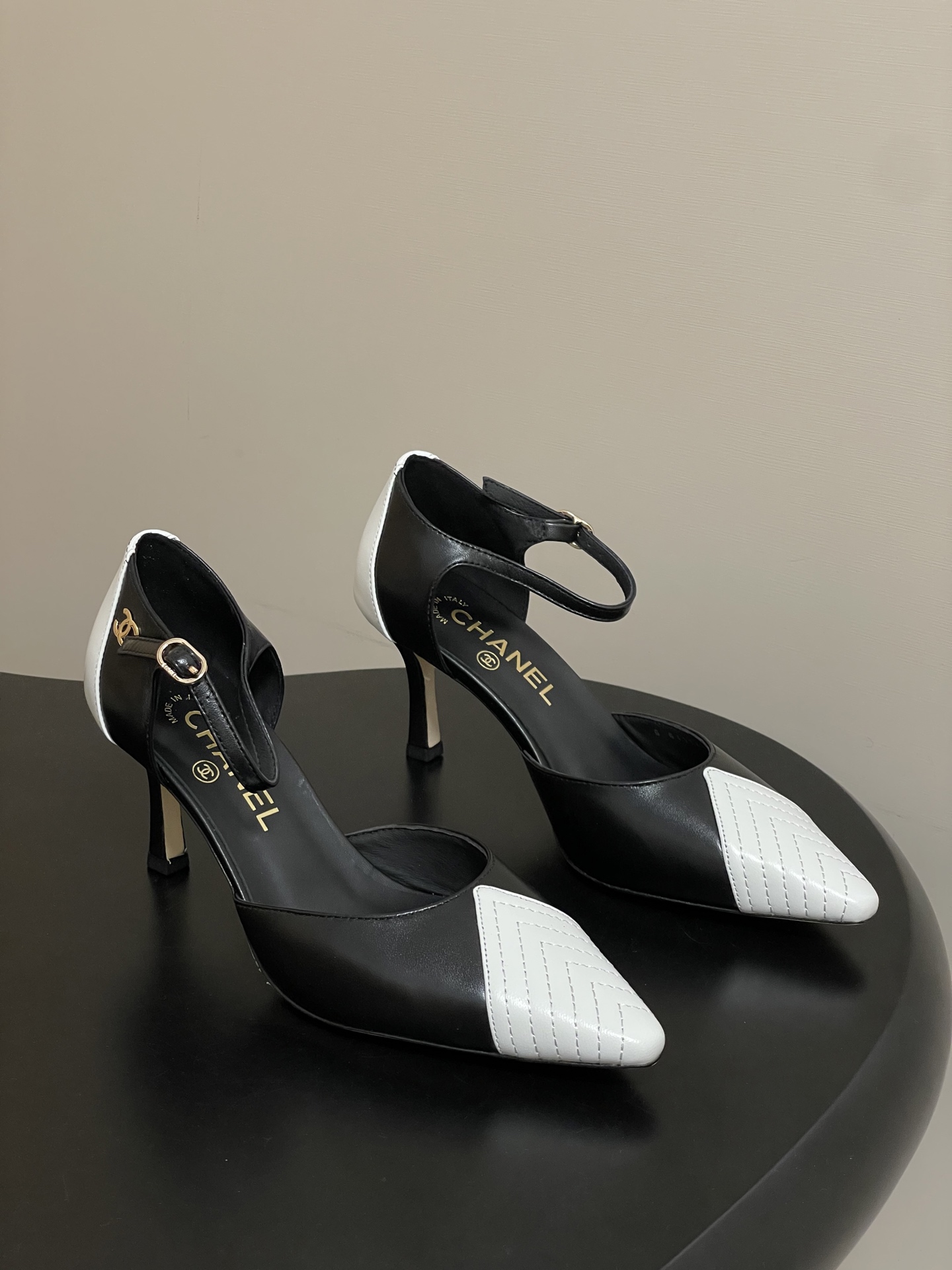 NO:669462,- 26ss spring and summer new Chanel Chanel small pointed toe double color hollow high heel sandals classic double C buckle high heels Pointed toe design: elegant and slimming, lengthening the leg line Bow decoration: sweet and cute, adding feminine charm High heel design: tall and slimming, showing elegance, versatile and durable, suitable for various occasions Paired with business attire, showing the elegance and ability of working women Paired with evening dresses, become the focus of the audience Paired with dresses, showing a romantic and feminine side Paired with jeans, you can easily control the casual style  Whether it is daily commuting or attending a party, it allows you to cope easily and show elegance. Sheepskin upper, sheepskin lining, heel height 7.5cm, Italian genuine leather outsole, size 35-39 (40.41 custom-made, non-returnable), high heels and sandals, chanel, chanel, sandals, high heels, skirts, jeans, sheepskin, Leather soles19860909- 26ss春夏新款Chanel香奈儿 小香尖头双拼色中空高跟凉鞋经典双C扣高跟鞋 尖头设计:优雅显瘦,拉长腿部线条蝴蝶结装饰:甜美可爱,增添女性魅力高跟设计:显高显瘦,展现优雅气质百搭耐看,适合各种场合 搭配职业装,展现职场女性的优雅与干练搭配晚礼服,成为全场焦点 搭配连衣裙,展现浪漫柔美的一面搭配牛仔裤,轻松驾驭休闲风格 无论是日常通勤还是参加派对,它都能让你轻松应对,展现优雅气质 鞋面羊皮 内里垫脚羊皮 跟高7.5cm 鞋底意大利真皮大底 码数35-39（40.41定做不退换）,高跟鞋凉鞋,chanel,chanel,sandals,high heels,skirts,jeans,sheepskin,Leather soles,Women's Shoes