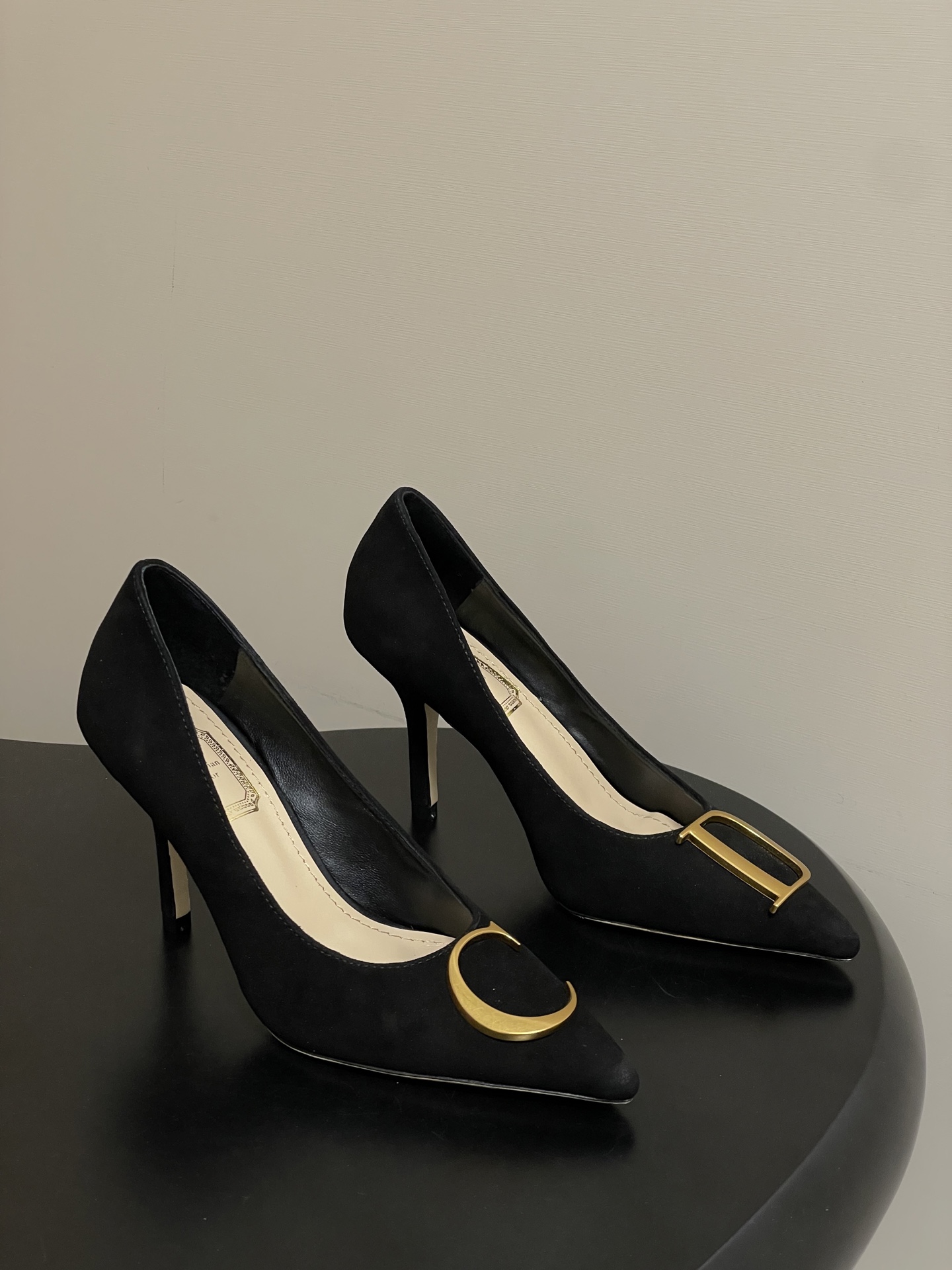 NO:669452,- 26ss early spring new Dior Dior latest catwalk style CD letter hardware buckle high heels retro style stiletto shoes Dior 2026 spring and summer series high heels, by Jonathan  Anderson design, black pointed toe + gold CD metal buckle, elegant and modern. 8.5cm stiletto heel, modified leg shape, elongated proportions, suitable for formal occasions such as the workplace and banquets. The upper is made of high-quality leather, soft to the touch and comfortable to wear. The CD metal buckle is a classic logo of Dior, highlighting the brand's history and innovation. The overall design combines classicity and playfulness, and is a symbol of modern femininity and confidence. The upper is cowhide/sheep leather, the lining is sheepskin, and the sole is Italian leather outsole.  Heel height 8.5cm, size 35-39 (40.41.42 custom-made, non-refundable), high-heeled shoes, dior, dior, high heels, cowhide, sheepskin, sheep, Leather soles19860909- 26ss早春新款Dior迪奥最新走秀款CD字母五金扣高跟鞋复古风细高跟单鞋 Dior 2026春夏系列高跟鞋,由Jonathan Anderson设计,黑色尖头+金色CD金属扣,优雅又有现代感.细高跟8.5cm,修饰腿型,拉长比例,适合职场、宴会等正式场合.鞋面优质皮革,触感柔软,穿着舒适.CD金属扣是Dior经典标志,彰显品牌历史与创新.整体设计融合经典与玩味,是现代女性气质与自信的象征. 鞋面牛皮/羊猄皮 内里垫脚羊皮 鞋底意大利真皮大底 跟高8.5cm 码数35-39（40.41.42定做不退换）,高跟鞋单鞋,dior,dior,high heels,cowhide,sheepskin,sheep,Leather soles,Women's Shoes