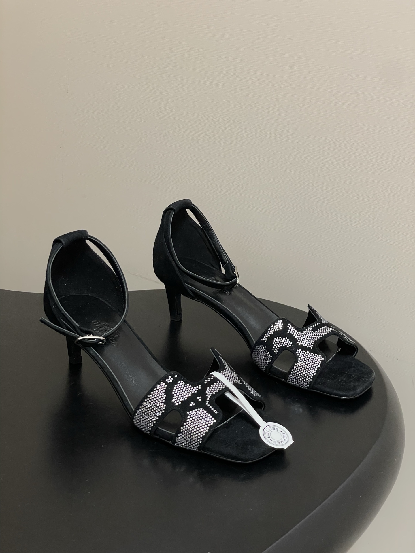 NO:679673,-Top quality (with high-end airplane case) Hermes Joy sandals series H stiletto sandals with hot rhinestones H upper high-heeled sandals High-heeled sandals decorated with 'Arcane' rhinestone patterns. Fashionable and versatile. Matched with H toe. Super comfortable. Every detail is done to the extreme. Simple and smooth design, creating a fashionable and soft evening look. Delicate sheepskin upper/hot rhinestones, inner padding sheepskin, sole Italian A-grade leather outsole  Heel height 4cm/7cm/10cm, size 35-39 (40.41.42 customized, non-refundable), high heels and sandals, hermes, hermes, sandals, high heels, sheepskin, sheep, Leather soles19860909-顶级品质（配高档飞机盒） Hermes 爱马仕 Joy凉鞋系列 H家细跟凉鞋烫钻H鞋面高跟凉鞋 高跟凉鞋,饰有“Arcane”水钻图案.时尚又百搭 搭配H鞋头 超级舒服 每个细节都做到极致.设计简约流畅,打造时尚柔美的晚装造型. 鞋面细腻羊猄皮/烫钻 内里垫脚羊皮 鞋底意大利A级真皮大底 跟高4cm/7cm/10cm 码数35-39（40.41.42定做不退换）,高跟鞋凉鞋,hermes,hermes,sandals,high heels,sheepskin,sheep,Leather soles,Women's Shoes