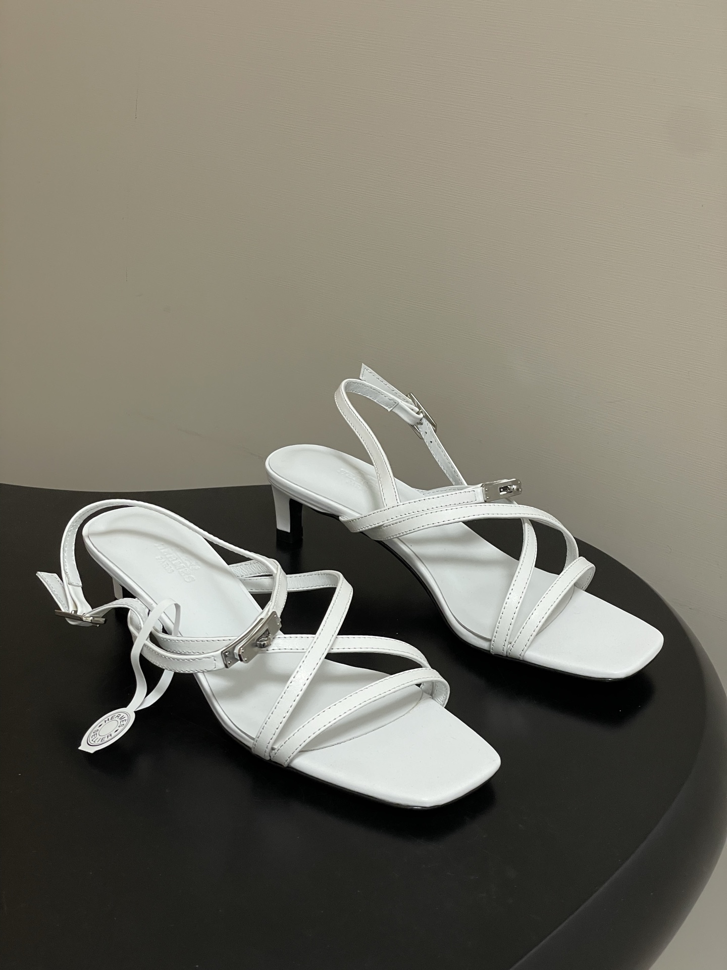 NO:679672,-Top quality (with high-end airplane case) Hermes Muse sandals series H classic Kelly buckle thin strap Roman strap high-heeled sandals calfskin sandals, with mini version of the classic Kelly shoe buckle. The interwoven design presents a simple summer style. Customized calfskin upper, sheepskin lining, Italian grade A leather sole, heel height 4cm/7cm/10cm  Size 35-39 (40.41.42 customized, non-refundable), high heels and sandals, hermes, hermes, sandals, high heels, cowhide, sheepskin, Leather soles19860909-顶级品质（配高档飞机盒） Hermes 爱马仕 Muse凉鞋系列 H家经典Kelly扣细带罗马绑带高跟凉鞋 小牛皮凉鞋,搭配迷你版本的经典Kelly鞋扣.交织设计呈现简约夏日造型. 鞋面定制小牛皮 内里垫脚羊皮 鞋底意大利A级真皮大底 跟高4cm/7cm/10cm 码数35-39（40.41.42定做不退换）,高跟鞋凉鞋,hermes,hermes,sandals,high heels,cowhide,sheepskin,Leather soles,Women's Shoes