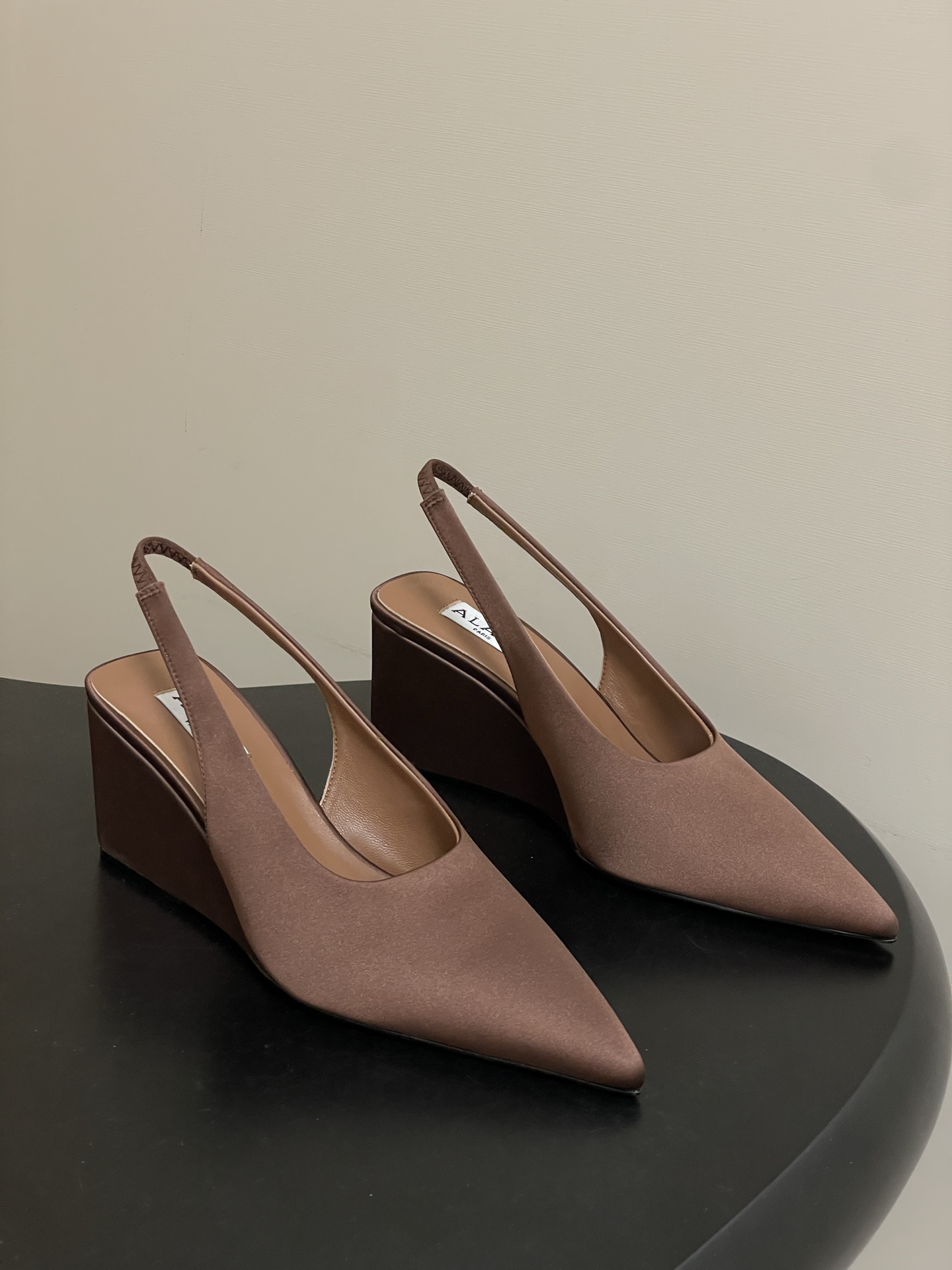 NO:679664,-Belt box 20 order notes (default ordinary box) 26ss new spring and summer ALAIA ALAIA cube wedge satin mules pointed toe high heel half slippers back empty sandals This wedge mules, pointed toe design, with a unique cube heel, made of satin stretch fabric. Decorated with elastic heel straps. Easily create a fashionable and modern feel. The upper is customized silk satin and the lining is sheepskin.  Original open mold injection molded leather outsole, heel height 7.5cm, size 35-41 (40.41 custom made, non-refundable), split-toe shoes, alaia, sandals, slippers, sheepskin, real silk, silk fabric, Leather soles19860909-皮带盒20下单备注（默认普通盒） 26ss春夏新款ALAIA阿莱亚立方体坡跟缎面穆勒鞋尖头高跟半拖鞋后空凉鞋 这款坡跟穆勒鞋,尖头设计,搭配别具一格的立方体鞋跟,采用缎面弹力织物制成.饰以弹性后跟饰带.轻松营造时尚摩登之感. 鞋面定制真丝绸缎面 内里垫脚羊皮 鞋底原版开模注塑真皮大底 跟高7.5cm 码数35-41（40.41定做不退换）,分趾鞋,alaia,sandals,slippers,sheepskin,real silk,silk fabric,Leather soles,Women's Shoes