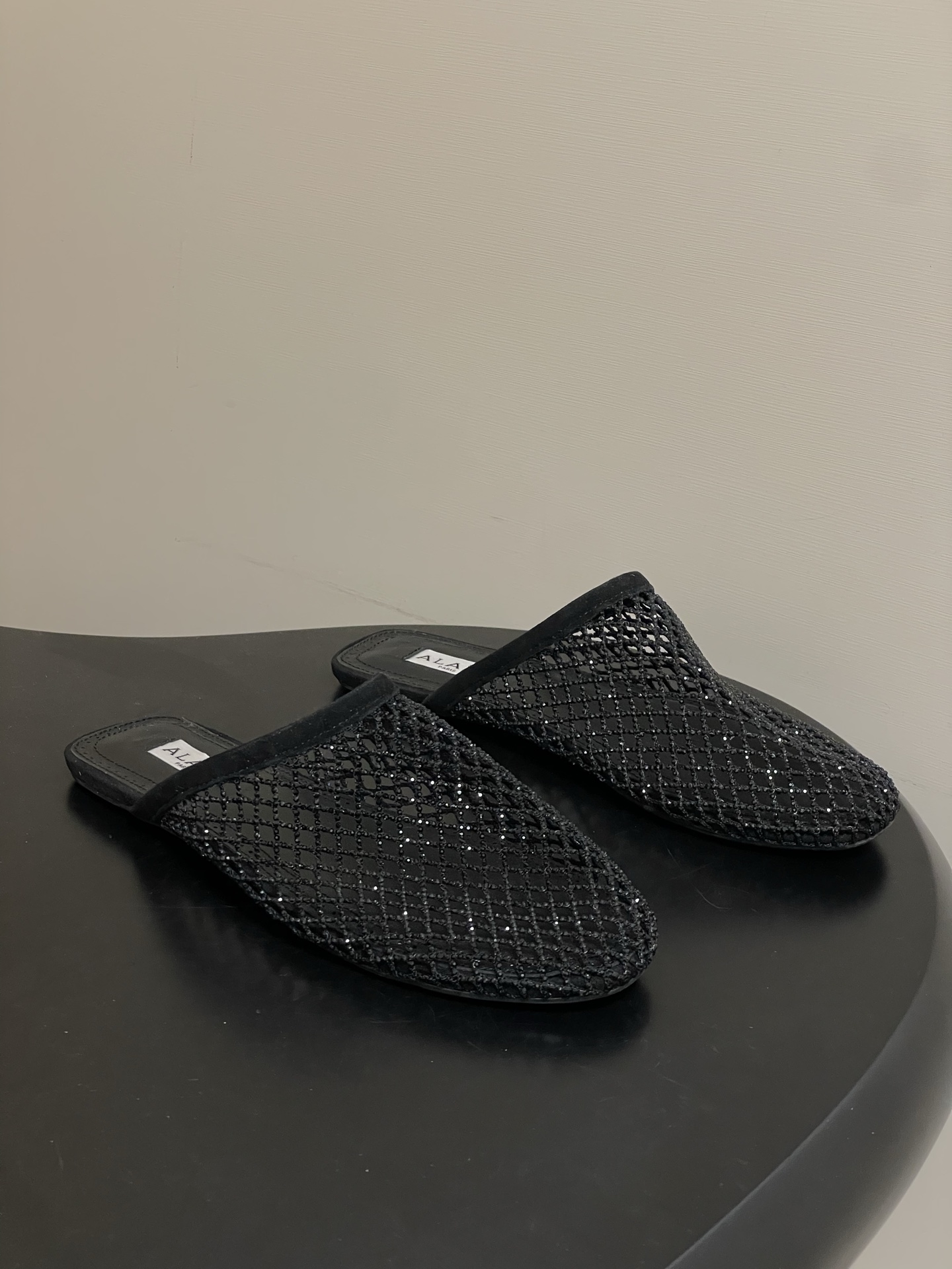 NO:679661,- Belt box 20 order notes (default ordinary box) 2026 spring and summer new ALAIA French ballet shoes flat half slippers beautiful hollow fishnet shoes latest crystal drill surface fishnet shoes  The classic Alaia flat ballet shoes draw inspiration from classic Japanese shoes; the upper is decorated with buckle straps, round toe shape, and rubber soles, bringing a soft and comfortable wearing experience. Made of fishnet fabric and suede goatskin, embellished with crystals, it is light and elegant, luxurious and eye-catching. The looming hazy feeling ~ the most beautiful fishnet shoes are at Alaia  The upper foot is super soft and easy to wear ~ the shoe shape has good wrapping ~ fashionable and elegant ~ invincible and versatile ~ you can choose skirts and trousers ~ loose, elegant, and tight. Feminine ballet elements can be more than one style. The combination of hardness and softness, elegance and power is the best way to open ballet shoes. The upper is delicate sheep leather/original customized crystal diamond, the inner lining is sheepskin, and the sole is original molded rubber outsole.  Size 35-39 (40.41.42.43 custom-made, non-refundable), half drag, alaia, slippers, skirts, sheepskin, sheep19860909-皮带盒20下单备注（默认普通盒） 2026春夏新款ALAIA阿莱亚法式芭蕾舞鞋平底半拖鞋绝美镂空渔网鞋最新水晶钻面渔网鞋 该款经典Alaia平底芭蕾舞鞋,自经典日式鞋履汲取灵感；鞋面饰以带扣饰带,圆头造型,搭配橡胶鞋底,带来柔软舒适的穿着体验.由渔网面料和绒面山羊皮精制而成,缀以水晶,淡然优雅,奢华吸睛. 若隐若现的朦胧感～最美渔网鞋就在 Alaia 上脚巨软巨好穿～鞋型包裹性好～时尚优雅～无敌百搭～裙装裤装任你挑～松弛感、优雅感、拿捏的死死的 女性气质十足的芭蕾元素可不只一种风格,刚柔并济,既优雅又有力量,才是芭蕾舞鞋最好的打开方式. 鞋面细腻羊猄皮/原版定制水晶钻 内里垫脚羊皮 鞋底原版开模橡胶大底 码数35-39（40.41.42.43定做不退换）,半拖,alaia,slippers,skirts,sheepskin,sheep,Women's Shoes