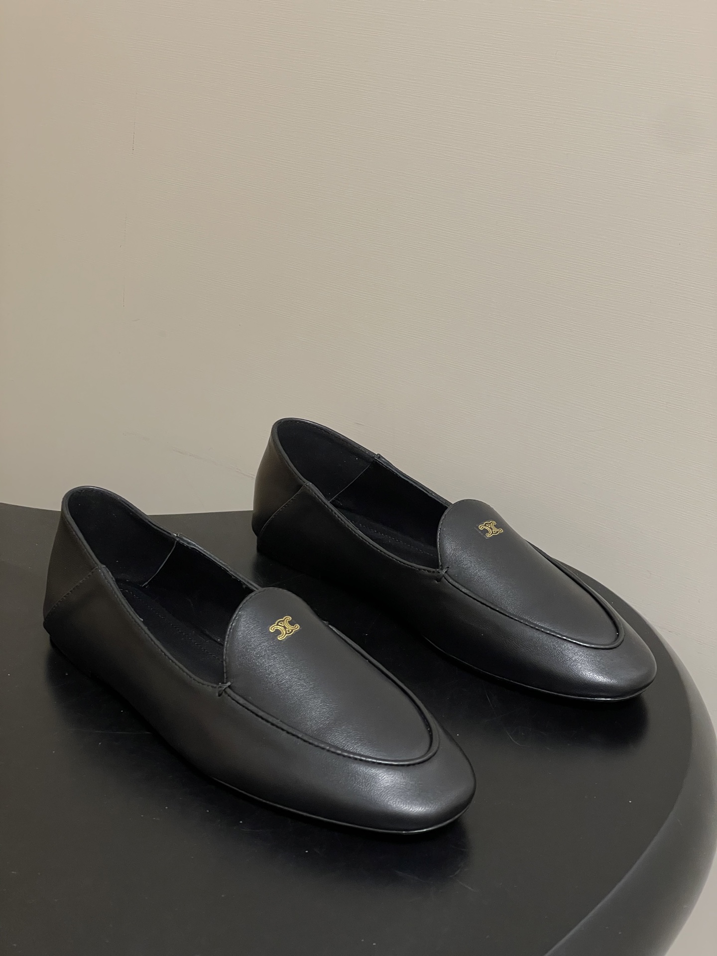 NO:680122,- 26Fw spring and summer new style CELINE Arc de Triomphe casual round toe can be worn as a slip-on loafer as a slip-on flat shoe. The classic flat loafer style, the toe is a rounded oval shape, the shoe body lines are simple and smooth, without unnecessary decoration, it is a minimalist style of Muller loafer style, easy to put on and take off. It is made of fine leather material, the upper texture is soft and shiny, the shoe body is neatly cut and exquisite workmanship.  There is a small CELINE metal logo decoration on the front of the shoe, which is low-key and highlights the brand recognition. The brand name is also printed on the inside of the shoe. The flat-soled design is matched with soft leather, which combines comfort and daily wearability, and is suitable for commuting, leisure and other occasions. The upper is cowhide, the lining is sheepskin, and the sole is Italian genuine leather.  Size 35-39 (40.41 customized, non-refundable), loafers, celine, celine, loafers, cowhide, sheepskin, Leather soles19860909- 26Fw春夏新款CELINE 赛琳 凯旋门休闲圆头可踩跟两穿乐福鞋一脚蹬套穿平底单鞋 经典的平底乐福鞋版型,鞋头为圆润的椭圆型,鞋身线条简约流畅,无多余装饰,属于极简风格的穆勒乐福鞋款式,穿脱便捷.采用细腻的皮革材质,鞋面质感柔软且有光泽,鞋身剪裁利落,做工精致. 鞋身正面有小巧的CELINE金属徽标装饰,低调又凸显品牌辨识度,鞋内也印有品牌字样.平底设计搭配柔软皮质,兼顾了舒适度与日常实穿性,适合通勤、休闲等多种场合. 鞋面牛皮 内里垫脚羊皮 鞋底意大利真皮大底 码数35-39（40.41定做不退换）,乐福鞋,celine,celine,loafers,cowhide,sheepskin,Leather soles,Women's Shoes