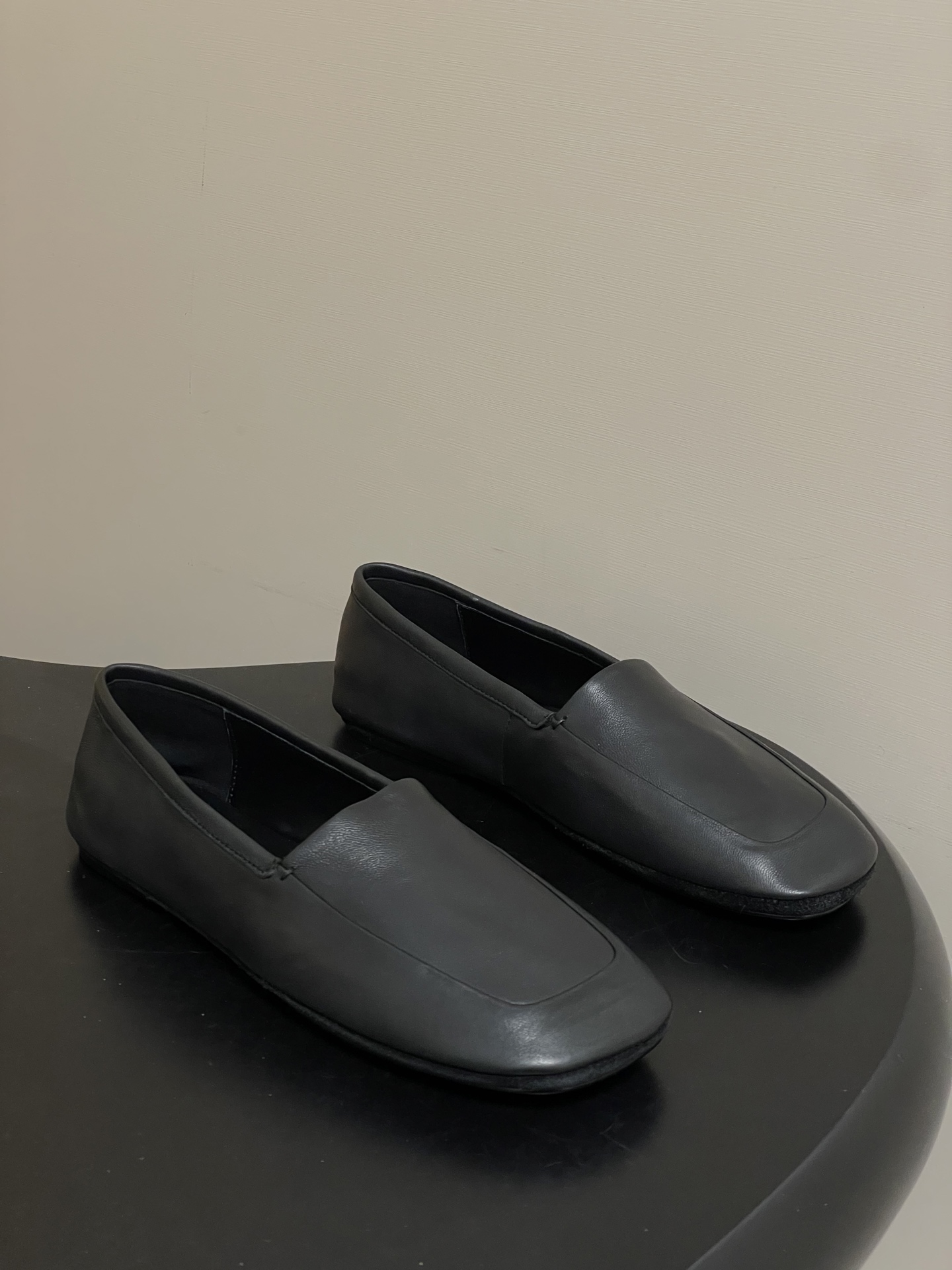 NO:680130,- Lemaire 2026Aw spring and summer new style small square toe super soft small leather shoes minimalist style loafers are based on the traditional loafer shape, but have slightly changed the proportions, lowering the height of the upper and replacing sharp lines with soft curves. From the front, it is almost a square toe balance, but it is not deliberate. The existence of this pair of shoes does not rely on decoration, but on proportion and texture. Just like LEMAIRE's consistent philosophy, it is long-lasting, restrained, but sharp enough.  Calfskin upper, sheepskin lining, molded segmented rubber outsole, size 35-39 (40.41 custom-made, non-returnable), loafers, loafers, cowhide, sheepskin19860909- Lemaire 2026Aw春夏新款 小方头超软小皮鞋极简风乐福鞋 以传统 Loafer 造型为蓝本,却在比例上动了细微手脚,降低鞋面高度、以柔和曲线取代锐线条,从正面看几乎是方头的平衡感,但又不刻意,这双鞋的存在感,不靠装饰,而靠比例与质感说话,正如 LEMAIRE 一贯哲学恒久、克制、却足够锋利. 鞋面小牛皮 内里垫脚羊皮 鞋底开模分段式橡胶大底 码数35-39（40.41定做不退换）,乐福鞋,loafers,cowhide,sheepskin,Women's Shoes