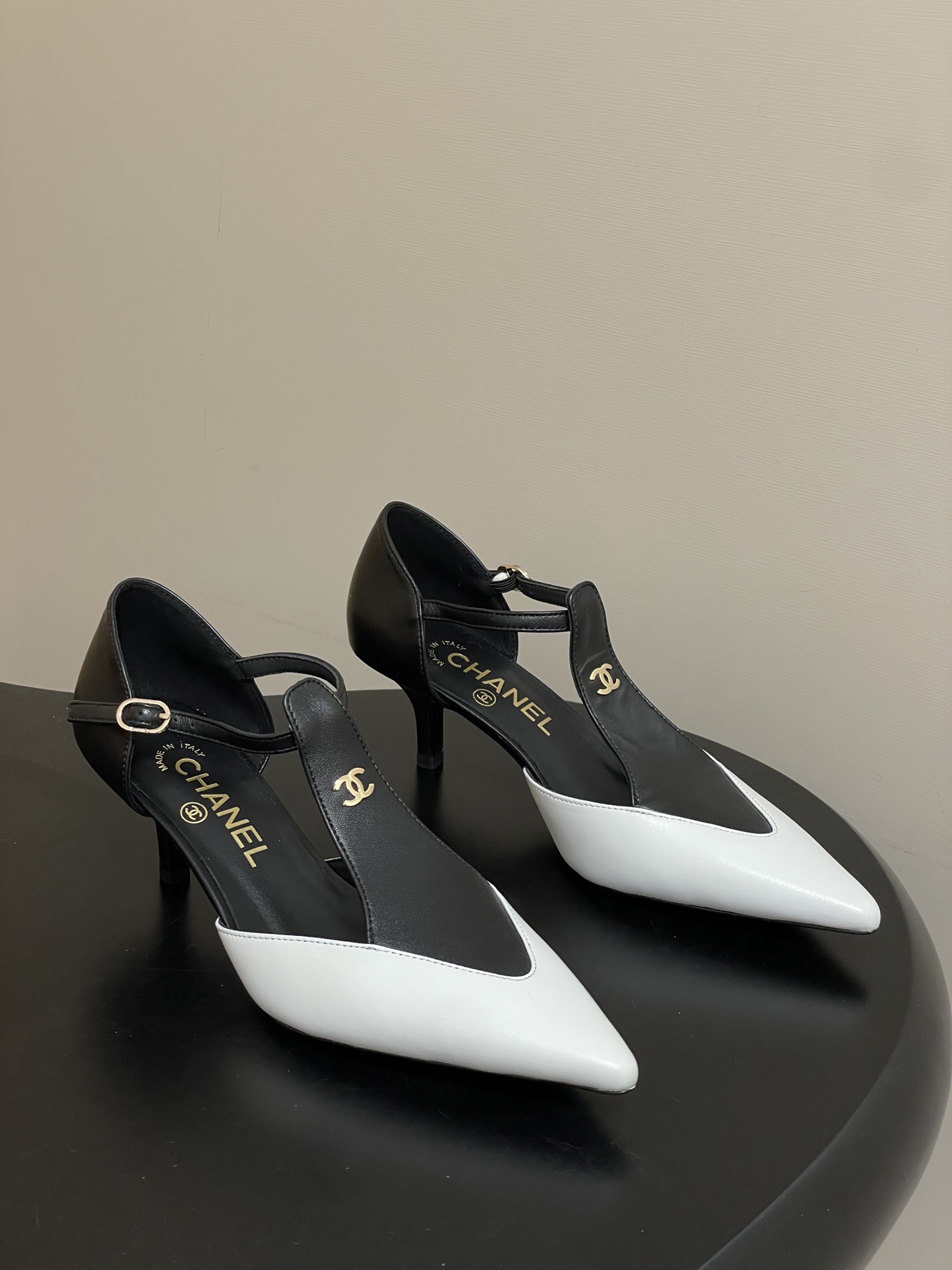 NO:680137,- 26ss spring and summer new Chanel Chanel small fragrant pointed toe double color hollow high-heeled sandals classic double C buckle high-heeled shoes Pointed toe design: elegant and slim, elongating the leg line Bow decoration: sweet and cute, adding feminine charm High-heeled design: taller and slimmer, showing elegant temperament, versatile and durable, suitable for various occasions Paired with professional attire, showing the elegance and ability of working women Paired with evening dresses, become the focus of the audience  Pair it with a dress to show your romantic and feminine side. Pair it with jeans to easily control your casual style. Whether it is daily commuting or attending a party, it can make you cope with it easily and show your elegance. Sheepskin upper, sheepskin lining, heel height 7.5cm, Italian genuine leather outsole, size 35-39 (40.41 custom made, non-returnable), high heels, chanel, chanel, sandals, high heels, skirts, jeans, sheepskin, Leather soles19860909- 26ss春夏新款Chanel香奈儿 小香尖头双拼色中空高跟凉鞋经典双C扣高跟单鞋 尖头设计:优雅显瘦,拉长腿部线条蝴蝶结装饰:甜美可爱,增添女性魅力高跟设计:显高显瘦,展现优雅气质百搭耐看,适合各种场合 搭配职业装,展现职场女性的优雅与干练搭配晚礼服,成为全场焦点 搭配连衣裙,展现浪漫柔美的一面搭配牛仔裤,轻松驾驭休闲风格 无论是日常通勤还是参加派对,它都能让你轻松应对,展现优雅气质 鞋面羊皮 内里垫脚羊皮 跟高7.5cm 鞋底意大利真皮大底 码数35-39（40.41定做不退换）,高跟鞋单鞋,chanel,chanel,sandals,high heels,skirts,jeans,sheepskin,Leather soles,Women's Shoes