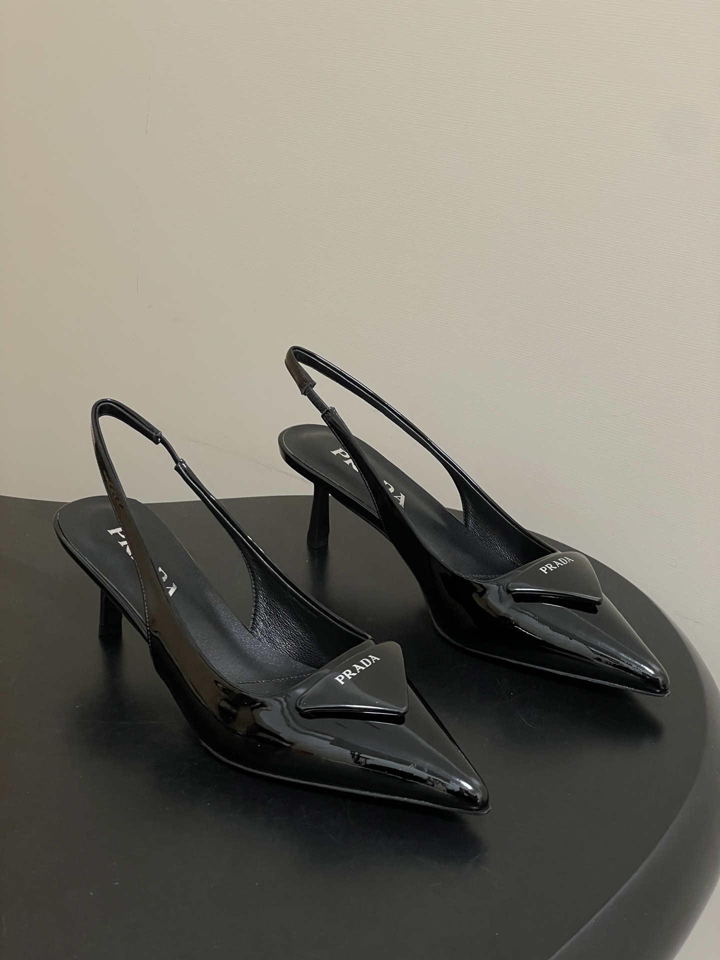 NO:680139,- Prada's classic triangular logo buckle pointed toe stiletto sandals with empty back kitten heel sandals Beautiful pointed toe heels The minimalist beauty that has been missing for a long time in the fashion world Classic fashion color matching Effortless elegance is coming Fashionable Exquisite Beautiful Covered toe pointed toe Wear fashionable temperament Simple new daily slippers to create a high-end look These slippers are super good on the feet and can lengthen your legs.  This triangular logo high-heeled shoe presents a feminine silhouette, and the elegant contemporary details are full of vitality. The pointed slingback design is matched with a geometric heel and a leather triangle logo. The thin padding creates a three-dimensional effect and highlights a modern atmosphere. Upper cow patent leather/open edge beads Lining padded sheepskin Heel height 5.5cm Italian genuine leather outsole Size 35-39 (34.40.41 customized non-refundable), high-heeled sandals, prada, prada, sandals, high  heels,slippers,sheepskin,Leather soles19860909- Prada普拉达经典款三角标扣尖头细高跟后空凉鞋小猫跟凉鞋 绝美尖头跟鞋 时尚界久违的极简之美 经典时尚配色 毫不费力的优雅风来袭 时髦 精致 绝美 包头尖头 外穿时尚气质简约新款日常拖鞋美出高级感拖鞋这款上脚超好而且可以拉长腿型. 这款三角标高跟鞋呈现柔美廓形,优雅的当代风格细节尽显活力.尖头露跟设计,搭配几何形鞋跟和皮革三角形徽标,轻薄填充塑造三维效果,彰显摩登气息. 鞋面牛漆皮/开边珠 内里垫脚羊皮 跟高5.5cm 鞋底意大利真皮大底 码数35-39（34.40.41定做不退换）,高跟鞋凉鞋,prada,prada,sandals,high heels,slippers,sheepskin,Leather soles,Women's Shoes