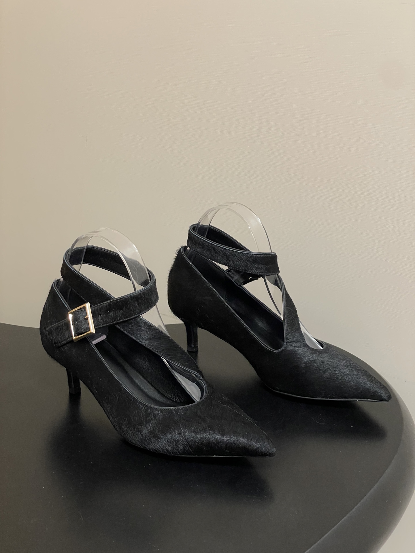 NO:680136,- KHAITE 26ss new spring and summer pointed toe one-line straps with metal buckle kitten heels horse hair high-heeled shoes. It adopts a pointed toe shape, visually elongates the leg line, and has both a sense of sophistication and aura. It is paired with a Mary Jane strap + metal buckle design, which is retro and can fix the feet and improve wearing stability;  The shoe shape is shallow and low-heeled, taking into account both beauty and comfort for daily wear. The upper is made of horse hair, which is soft to the touch and has a natural texture. The horse hair of the leopard print model also highlights the wild details; the metal buckle accessories are exquisitely made, enhancing the overall texture and sense of luxury. Customized horse hair upper, sheepskin lining, Italian genuine leather outsole, 5cm heel height  Size 35-39 (size 40.41 is custom-made and non-returnable), high-heeled shoes, mary jane, high heels, sheepskin, Leather soles19860909- KHAITE 26ss春夏新款 尖头一字带金属扣小猫跟单鞋马毛高跟鞋 采用尖头造型,视觉上拉长腿部线条,兼具精致感与气场；搭配玛丽珍一字带+金属扣设计,复古又能固定脚部,提升穿着稳定性； 鞋型为浅口低跟款,兼顾美观与日常穿着的舒适度.鞋面使用马毛材质,触感柔软且带有自然的纹理质感,豹纹款的马毛还凸显了野性细节；金属扣配件做工精致,提升了整体的质感与高级感. 鞋面定制马毛 内里垫脚羊皮 鞋底意大利真皮大底 跟高5cm 码数35-39（40.41码定做不退换）,高跟鞋单鞋,mary jane,high heels,sheepskin,Leather soles,Women's Shoes