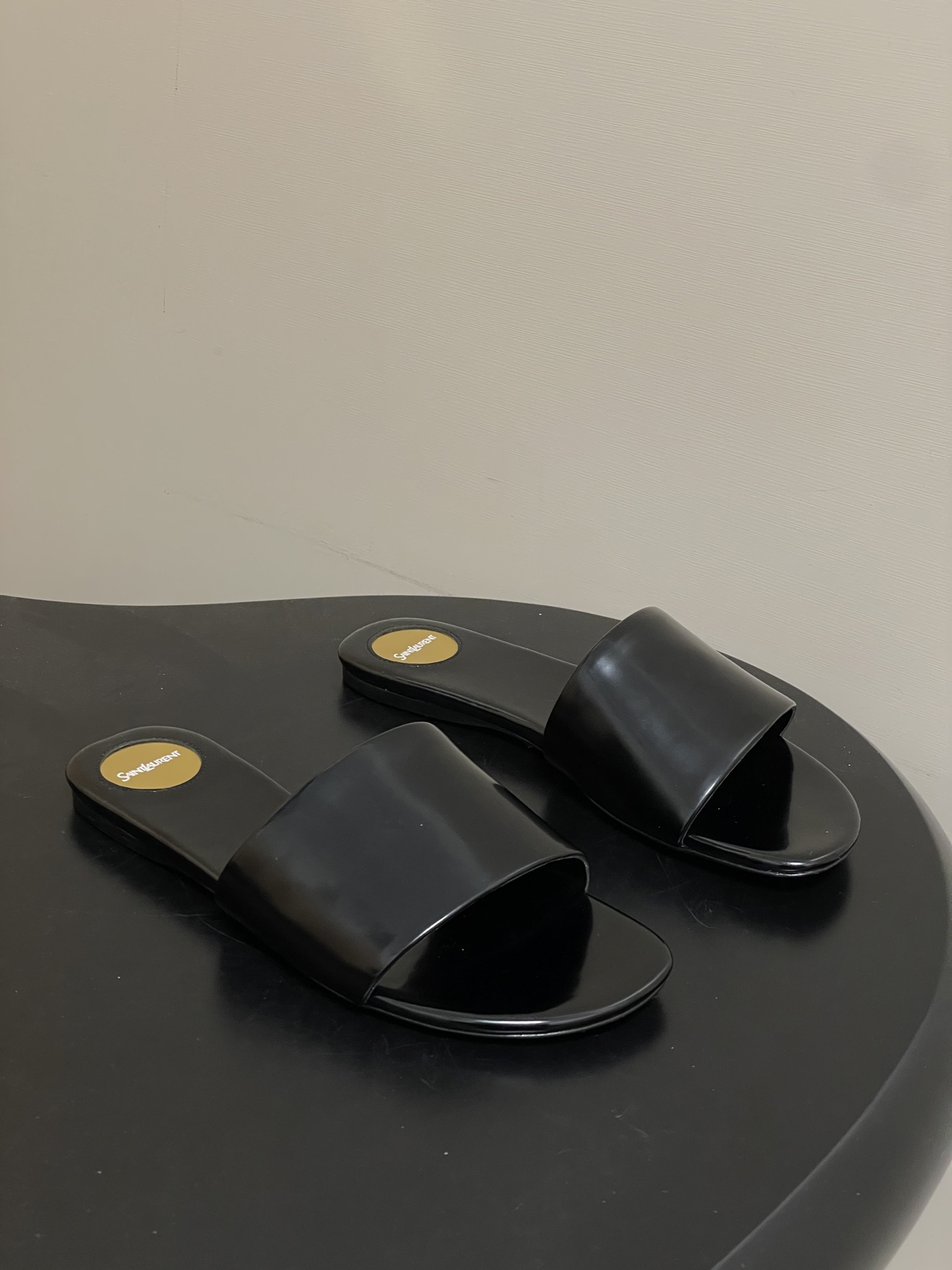 NO:680805,- Saint Laurent fw25 new arrival～ YSL Saint Laurent one-line flat sandals with original molded metal heel logo piece to distinguish the market version from stitched leather. Flat shoe fanatics ysl small leopard print fashionable fashion crazy love upper cowhide/custom leopard print fabric lining foot cowhide/custom leopard print fabric sole Italian leather outsole  Size 35-39 (40.41 customized, non-refundable), slippers, saint laurent, saint laurent, saint laurent, flats, slippers, cowhide, Leather soles19860909- Saint Laurent fw25 new arrival～ YSL圣罗兰 一字带平底凉拖鞋 原版开模金属后跟Logo片 区别市场版缝皮的 平底鞋狂热爱好者 ysl 小豹纹 时髦时尚 爱疯了 鞋面牛皮/定制豹纹布料 内里垫脚牛皮/定制豹纹布料 鞋底意大利真皮大底 码数35-39（40.41定做不退换）,拖鞋,saint laurent,saint laurent,saint laurent,flats,slippers,cowhide,Leather soles,Women's Shoes