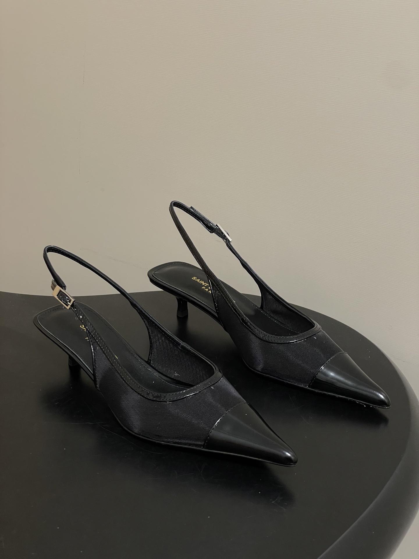 NO:680843,- Saint Laurent fw25 new arrival~ YSL Saint Laurent 2025 spring and summer new pointed toe kitten heel sandals, hollow mesh small heel sandals. The whole shoe is very simple and elegant ~ the small pointed toe is more refined and fashionable. You can see that the side of our shoes is designed according to the curvature of the human leg shape ~ the upper foot is very delicate and good-looking ~ elongates the leg shape ~ suitable for various occasions ~ a must-have item for autumn and winter wear!  Customized mesh upper, sheepskin lining, Italian genuine leather outsole, heel height 4cm, size 35-39 (40.41 custom made, non-refundable), high heels and sandals, saint laurent, saint laurent, saint laurent, sandals, high heels, sheepskin, Leather soles19860909- Saint Laurent fw25 new arrival～ YSL圣罗兰2025春夏新款尖头小猫跟后空凉鞋镂空网面小矮跟凉鞋 整个鞋非常的简约大气～小尖头更加的精致时髦可以看到我们鞋子侧面是按照人体腿型设计出来的弧度～上脚非常秀气好看不挑人～拉长腿型～适合各种场合搭配～秋冬穿搭必备单品！ 鞋面定制网面 内里垫脚羊皮 鞋底意大利真皮大底 跟高4cm 码数35-39（40.41定做不退换）,高跟鞋凉鞋,saint laurent,saint laurent,saint laurent,sandals,high heels,sheepskin,Leather soles,Women's Shoes