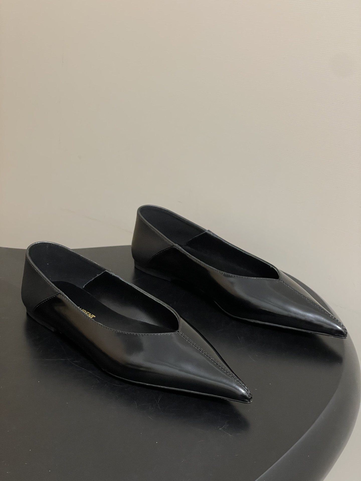 NO:680792,- Saint Laurent fw25 new arrival~ YSL Saint Laurent 2025 early autumn new pointed-toe ballet shoes grandma shoes flat shoes can be worn as heels. Ballet flats, pointed-toe shoes, decorated with CASSANDRE. Match with various small skirts and you don’t have to choose the shape of your feet at all. Ysl Logo heels are particularly beautiful!  Under the illumination of the light, the illusion of color appears. It is so beautiful that the whiteness of the upper toes makes people look head-high!  Unleash the infinite elegance and charm and explore more carefully selected new products!  Upper silk/cow leather, lining foot pad original custom silk fabric/sheepskin, sole Italian genuine leather outsole, size 35-39 (40.41 custom-made, non-returnable), single shoes, saint laurent, saint laurent, saint laurent, flats, skirts, cowhide, sheepskin, real silk, Leather soles19860909- Saint Laurent fw25 new arrival～ YSL圣罗兰2025早秋新款尖头芭蕾舞鞋奶奶鞋平底单鞋可踩跟两穿单鞋 芭蕾平底鞋,尖头鞋型,饰以CASSANDRE. 各种小裙子搭配起来 完全不挑脚型哦 Ysl Logo跟特别好看！在光线的照耀下呈现幻彩 真的美的过分 上脚显白的让人上头！释放无限 优雅魅力 探索更多臻选新品！ 鞋面真丝/牛皮 内里垫脚原版定制真丝布料/羊皮 鞋底意大利真皮大底 码数35-39（40.41定做不退换）,单鞋,saint laurent,saint laurent,saint laurent,flats,skirts,cowhide,sheepskin,real silk,Leather soles,Women's Shoes