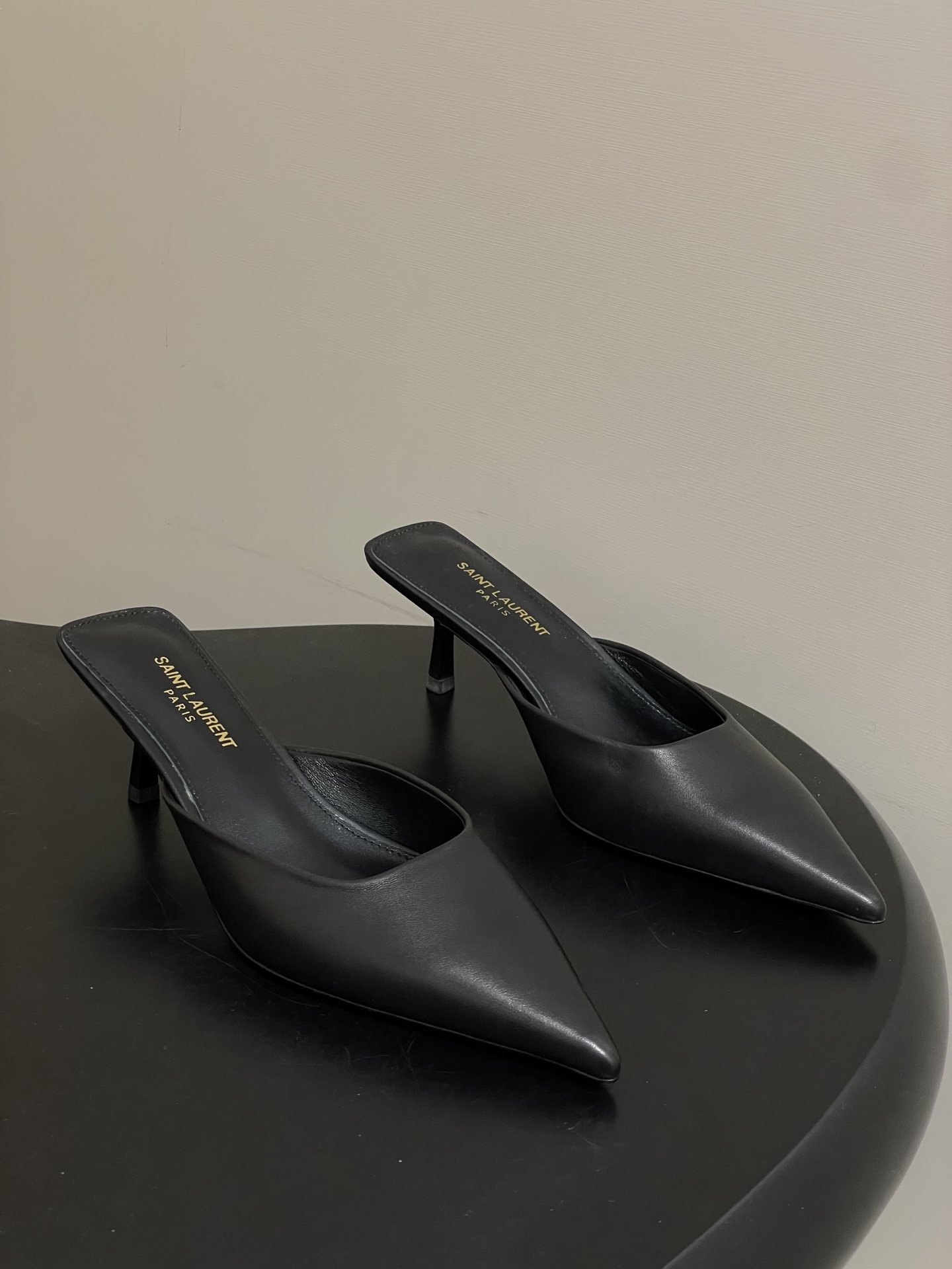 NO:680790,- Saint Laurent fw25 new arrival~ YSL Saint Laurent 2025 new early autumn kitten heel Mule half slippers cap toe high heel pointed toe sandals. The whole shoe is very simple and elegant ~ the small square toe is more refined and fashionable. You can see that the side of our shoes is designed according to the curvature of the human leg shape ~ the upper foot is very delicate and good-looking ~ elongates the leg shape ~ suitable for various occasions ~ a must-have item for autumn and winter wear!  Silk/sheepskin upper, sheepskin lining, Italian genuine leather outsole, heel height 6cm, size 35-39 (40.41 custom made, non-returnable), half-slip high heels, saint laurent, saint laurent, saint laurent, high heels, slippers, sheepskin, real silk, Leather soles19860909- Saint Laurent fw25 new arrival～ YSL圣罗兰2025早秋新款小猫跟穆勒半拖鞋包头高跟尖头凉拖鞋 整个鞋非常的简约大气～小方头更加的精致时髦可以看到我们鞋子侧面是按照人体腿型设计出来的弧度～上脚非常秀气好看不挑人～拉长腿型～适合各种场合搭配～秋冬穿搭必备单品！ 鞋面真丝/羊皮 内里垫脚羊皮 鞋底意大利真皮大底 跟高6cm 码数35-39（40.41定做不退换）,半拖高跟鞋,saint laurent,saint laurent,saint laurent,high heels,slippers,sheepskin,real silk,Leather soles,Women's Shoes