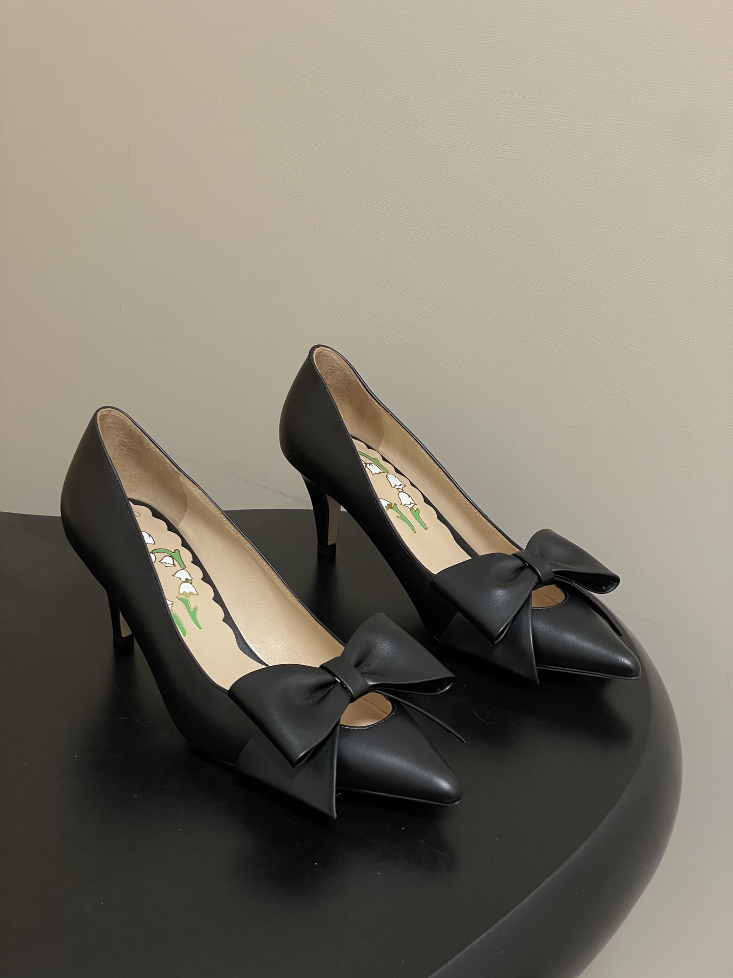 NO:680836,-Top quality (with airplane case 10) Classic Valentino BOWOW bow high-heeled shoes series Classic bow high-heeled shoes Classic pointed high-heeled design, smooth and elegant lines, exuding the sexy and capable temperament of mature women, very suitable for formal occasions or fashionable events. The upper foot is very pedicure type. The key point is that it is very good and easy to control. It does not grind or tire your feet. It is a walking artifact!  The bow buckle, this element is not only a classic symbol of Valentino, adding a sense of luxury and recognition to the entire pair of shoes, but it is also a popular fashion decorative element, making the shoes bright in simplicity. Upper calfskin, lining water-dyed sheepskin, sole Italian A-grade leather outsole, heel height 6.5cm, size 35-39 (34.40.41 custom-made, non-refundable), high-heeled shoes, valentino, valentino, high  heels,cowhide,sheepskin,Leather soles19860909-顶级品质（配飞机盒10） 经典款 Valentino 华伦天奴 BOWOW蝴蝶结高跟单鞋系列 经典蝴蝶结高跟鞋 经典的尖头高跟设计,线条流畅优雅,散发着成熟女性的性感与干练气质,非常适合正式场合或时尚活动穿着. 上脚非常修脚型 重点是很好非常好驾驭 不磨脚不累脚 行走神器！蝴蝶结扣,这一元素不仅是Valentino的经典象征,为整双鞋增添了奢华感与辨识度,同时也是当下流行的时尚装饰元素,让鞋子在简约中不失亮点. 鞋面小牛皮 内里垫脚水染羊皮 鞋底意大利A级真皮大底 跟高6.5cm 码数35-39（34.40.41定做不退换）,高跟鞋单鞋,valentino,valentino,high heels,cowhide,sheepskin,Leather soles,Women's Shoes