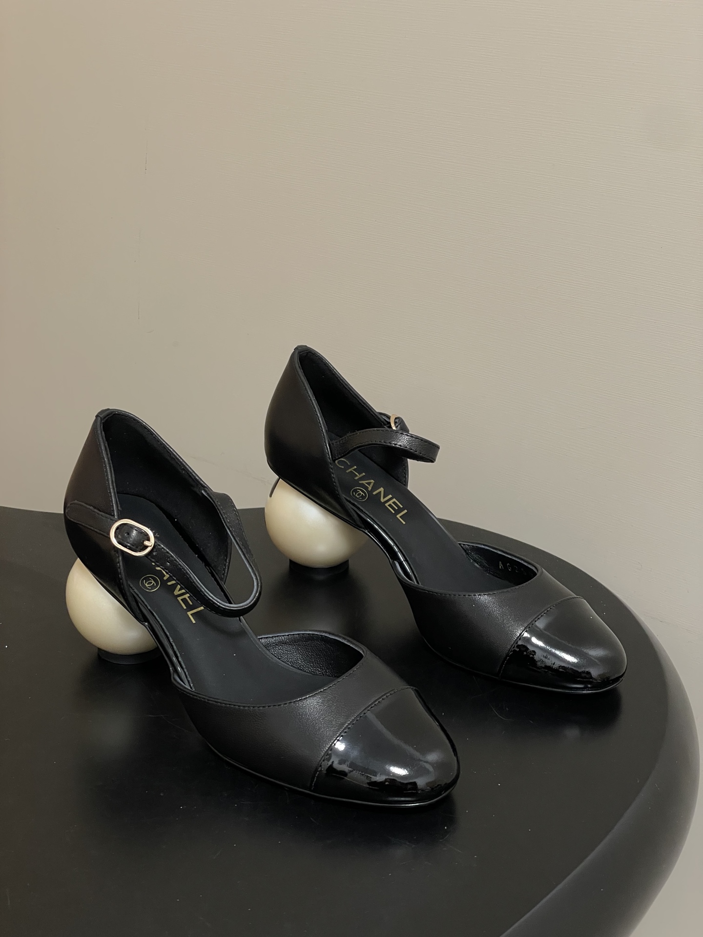 NO:680828,- Chanel Xiaoxiang's 2025 autumn and winter catwalk style double C giant pearl heel Mary Jane buckle hollow high heel shoes shocked everyone when they debuted on the fashionable T stage in Milan, and successfully promoted to the dream boots of fashion people. The combination of the classic double C logo and the giant pearl heel design is simple and elegant and fully displays the brand style. It is a hit in any photo. The giant pearl heel is a miracle, breaking the conventional design, which not only adds a luxurious and romantic atmosphere to the whole.  It can be easily adapted to the streets of bustling cities and parties. Paired with a pair of slim jeans, you can instantly transform into a cool street trendy person. Put on a gorgeous evening dress and become the elegant focus of the dinner. This pair of boots is not just a pair of shoes, but also the embodiment of fashion spirit!  It is an excellent choice for fashionistas to express their personality and taste!  Sheepskin upper, sheepskin lining, Italian genuine leather outsole, heel height 7cm, size 35-39 (34.40.41 custom made, non-refundable), single shoes, chanel, boots, mary jane, jeans, sheepskin, Leather soles19860909- Chanel 小香2025秋冬走秀款双C巨型珍珠跟 玛丽珍鞋搭扣中空高跟单鞋 在米兰时尚的T台上 亮相便艳惊四座,成功晋升为潮流人士的梦中情靴 .经典的双C标志与巨型珍珠跟设计相结合,简洁大气又尽显品牌格调 随便一拍都很出片.那巨型珍珠鞋跟更是神来之笔,突破常规的设计 不仅为整体增添了奢华浪漫的氛围 . 繁华都市的街头 派对的现场 它都能轻松适配,搭配一条修身牛仔裤 瞬间化身酷飒的街头潮人,换上一袭华丽晚装 成为晚宴上的优雅焦点 这双靴子 不只是一双鞋履 更是时尚精神的具象化！ 是时尚达人们表达个性与品味的绝佳选择！ 鞋面羊皮 内里垫脚羊皮 鞋底意大利真皮大底 跟高7cm 码数35-39（34.40.41定做不退换）,单鞋,chanel,boots,mary jane,jeans,sheepskin,Leather soles,Women's Shoes