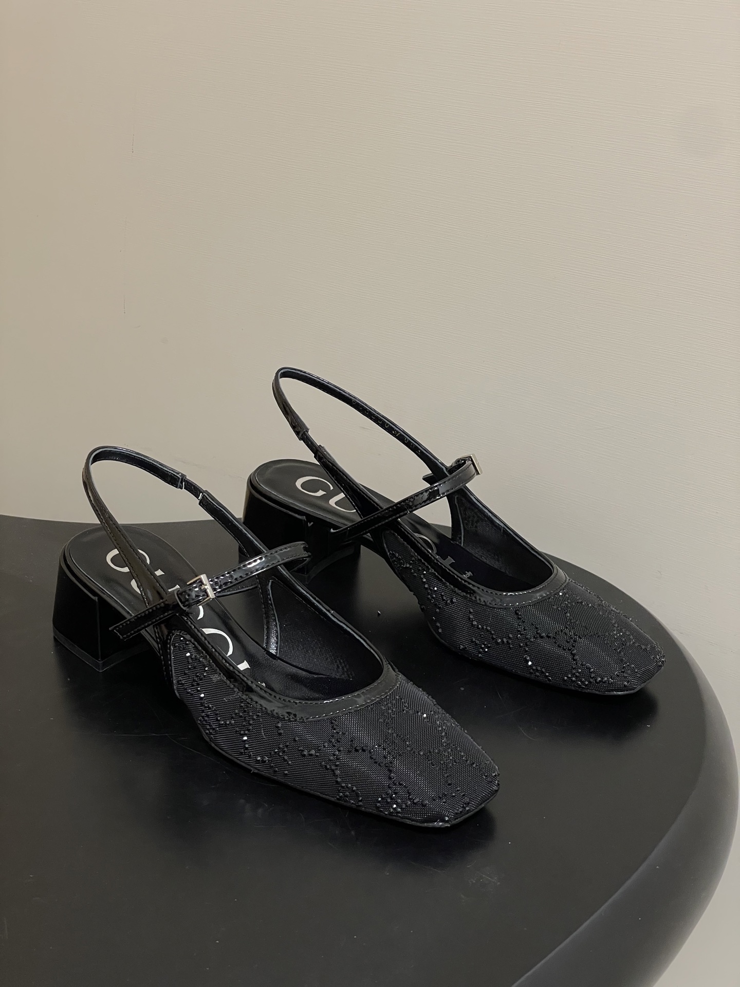 NO:681521,- 26Ss new spring and summer Gucci Gucci double GG crystal hot diamond Mary Jane shoes hollow mesh surface back sandals thick heel single shoes This new wave of Mary Jane directly pokes the heart of the fairy, the mesh splicing design comes with a hazy filter, pink and tender is the life of a sweet girl, the mysterious gray tone also hides a cool feeling, paired with the same color buckle belt, it is exquisite.  Wearing it will make you look like a Disney princess on the run. Pair it with a long skirt that will make you fly. Paired with shorts, it is sweet and sassy. It feels very comfortable on your feet. You will not feel tired after running around for a day~ Decorated with GG crystal mesh and adjustable buckle closure at the ankle!  The upper is made of custom mesh fabric with hot rhinestones. The lining is made of sheepskin. The sole is Italian genuine leather. The heel height is 4.5cm. The size is 35-39 (40.41.42 is customized and non-returnable). Comes with the latest Ancora red packaging from the counter, sandals, gucci, gucci, sandals, mary jane, skirts, shorts, sheepskin, Leather soles.19860909- 26Ss春夏新款Gucci古驰双ＧG水晶烫钻玛丽珍鞋镂空网纱面后空凉鞋粗跟单鞋 这波新款玛丽珍直接戳中仙女心,网纱拼接设计自带朦胧滤镜,粉粉嫩嫩是甜妹本命,神秘灰调又藏着清冷感,搭配同色系扣带,把精致拿捏得死死的 穿上就是迪士尼在逃公主既视感,配长裙仙到飞起,搭短裤又甜又飒,脚感也巨舒服,暴走一天都不累～ 饰GG水晶网眼布·踝部可调节搭扣开合！ 鞋面定制网纱面料烫钻 内里垫脚羊皮 鞋底意大利真皮大底 跟高4.5cm 码数35-39（40.41.42定做不退换） 配专柜最新安可拉红色包装,凉鞋,gucci,gucci,sandals,mary jane,skirts,shorts,sheepskin,Leather soles,Women's Shoes