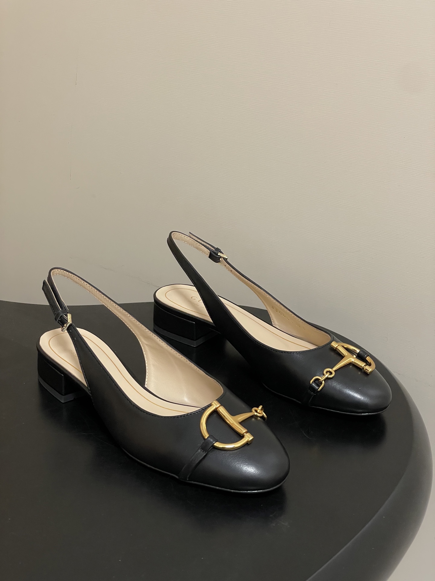 NO:681525,- 26Ss new spring and summer Gucci big D half horse bit Mary Jane patent leather back sandals low heel shoes 2026 spring and summer series, these women's back sandals are crafted from glossy patent leather and reinterpret the classic silhouette with the brand's iconic elements. The gold tone half horse bit details add elegance and pay homage to the brand's equestrian heritage through a contemporary perspective. Original open-molded metal hardware buckle Upper cowhide/cow patent leather Lining padded sheepskin  The sole is Italian genuine leather, the heel height is 2.5cm, and the size is 35-39 (40.41.42 is custom-made and non-returnable). It comes with the latest Ancora red packaging at the counter, sandals, gucci, gucci, sandals, mary jane, cowhide, sheepskin, Leather soles.19860909- 26Ss春夏新款Gucci古驰大D半马衔扣玛丽珍鞋漆皮后空凉鞋低跟单鞋 2026春夏系列,这款女士后空凉鞋采用光泽感漆皮匠心打造,以品牌标志性元素焕新诠释经典廓形.金色调半马衔扣细节增添雅致风范,透过当代视角致敬品牌马术传承. 原版开模金属五金扣 鞋面牛皮/牛漆皮 内里垫脚羊皮 鞋底意大利真皮大底 跟高2.5cm 码数35-39（40.41.42定做不退换） 配专柜最新安可拉红色包装,凉鞋,gucci,gucci,sandals,mary jane,cowhide,sheepskin,Leather soles,Women's Shoes