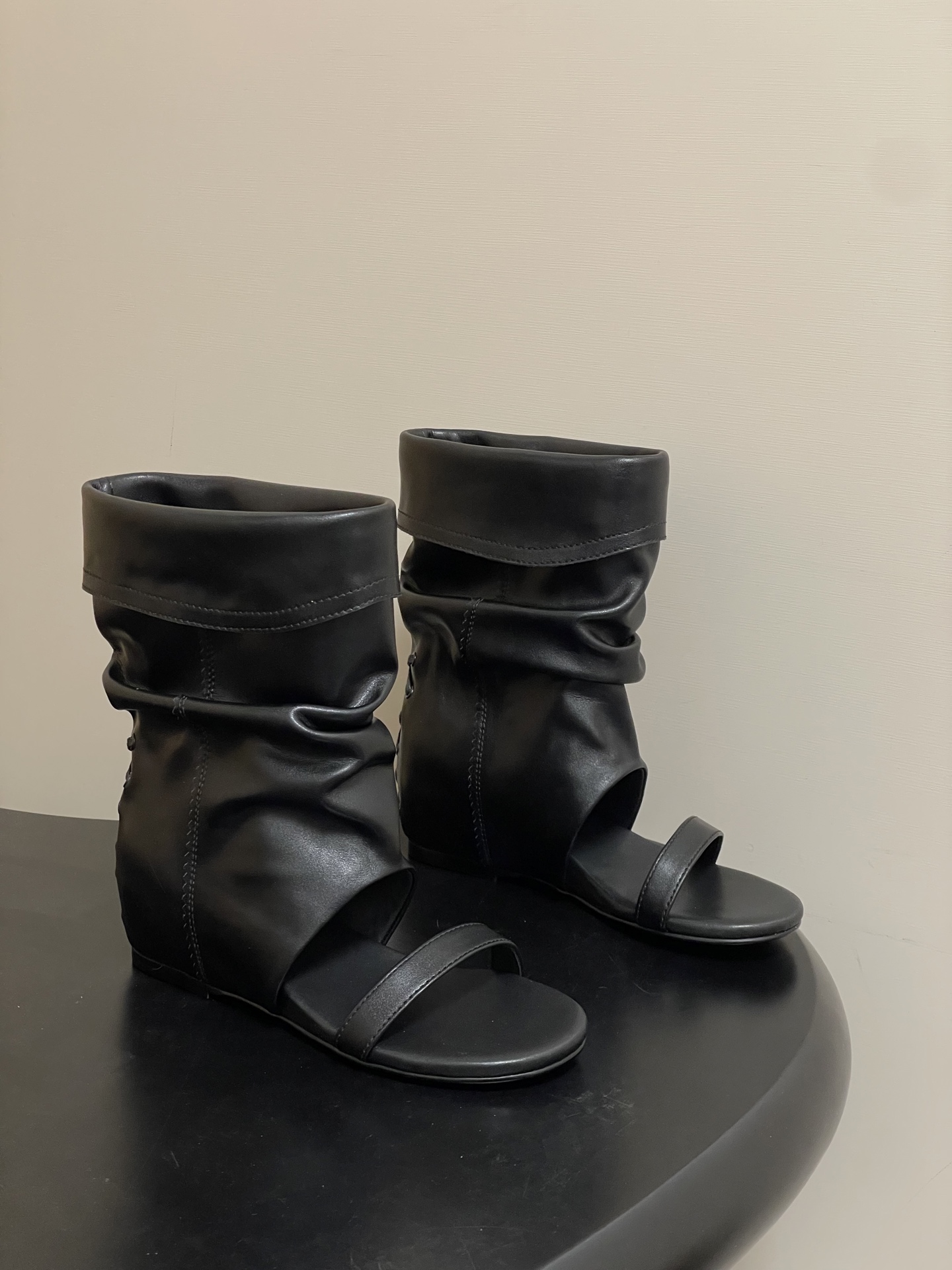 NO:681549,- Nifolio26 new spring and summer style, popular one-line straps with open toe stacked sandals, fashionable retro flip-up straight short boots, nomadic seam stacked knee-high boots and ankle boots, Unfolio Sienna series one-line strapped stacked sandals are a contemporary translation of the brand's nomadic style genes, continuing the classic stacked design, completing the natural transition from nomadic style to urban aesthetics.  The soft matte cowhide material is woven into a relaxed shape, and the natural lines of the pleated boot shaft balance the breathability of the open-toe design. 1. Lightweight, it is a lazy footnote that combines seasonal breathing and style texture. Upper cowhide/cow suede, lining sheepskin/Lycra, open-molded rubber outsole, 4cm increase in height  Size 35-39 (40.41 customized, non-refundable), boots, cowhide, sheepskin19860909- 小众品牌 Unfolio26春夏新款 爆火一字带露趾堆堆凉靴时髦复古翻口直筒短靴 游牧缝堆叠感及膝靴踝靴 Unfolio Sienna系列一字带堆堆凉靴是品牌游牧风格基因的当代转译,将经典堆叠感设计延续,完成从游牧风情到都市美学的自然过渡. 以柔软哑光牛皮材料织就松弛形态,用褶皱靴筒的自然线条平衡了露趾设计的透气 1轻盈,它是穿搭里兼具季节呼吸感与风格质感的慵懒注脚. 鞋面牛皮/牛反绒 内里垫脚羊皮/莱卡 鞋底开模橡胶大底 内增高4cm 码数35-39（40.41定做不退换）,靴子,boots,cowhide,sheepskin,Women's Shoes