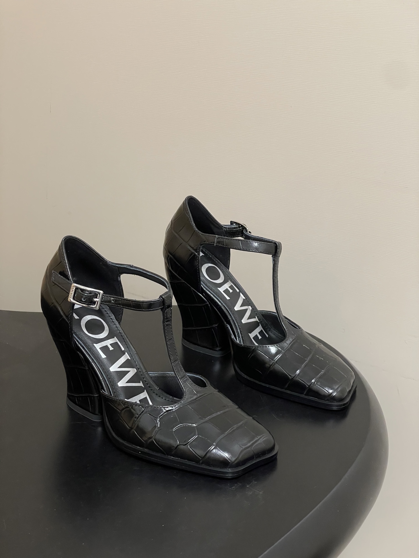 NO:681539,- LOEWE 26Fw spring and summer new style retro style square toe wedge heel Mary Jane shoes thick heel T-strap high heel hollow shoes. The shoe that shows the most leg length is onda!  !  A pair of shoes that can be matched with any style!  Onda high-heeled sandals also show off your slim legs and long legs | Super nice-looking princess shoes. The upper feet really look like Minnie's low-heeled shoes. The wide heels are super stable and the overall height is 9cm, which does not tire your feet. The square-toe design is suitable for daily wear to work or casual wear with skirts. The upper is cowhide, the lining is sheepskin, the sole is Italian genuine leather, and the heel height is 9cm.  Size 35-39 (40.41 customized, non-refundable), sandals, loewe, loewe, sandals, mary jane, skirts, cowhide, sheepskin, Leather soles19860909- LOEWE 罗意威 26Fw春夏新款 复古风方头坡跟玛丽珍鞋粗跟T字带高跟中空单鞋 最显腿长的鞋非onda莫属！！各种风格都可以搭配的一双鞋！而且很显腿细,又显腿长 Onda高跟凉鞋｜上脚超好看的公主鞋 上脚真的很像米妮的矮跟鞋 宽跟上脚超级稳,整体的高度9cm不累脚 方头设计可以适合平日上班穿或者休闲搭裙子都OK 鞋面牛皮 内里垫脚羊皮 鞋底意大利真皮大底 跟高9cm 码数35-39（40.41定做不退换）,凉鞋,loewe,loewe,sandals,mary jane,skirts,cowhide,sheepskin,Leather soles,Women's Shoes