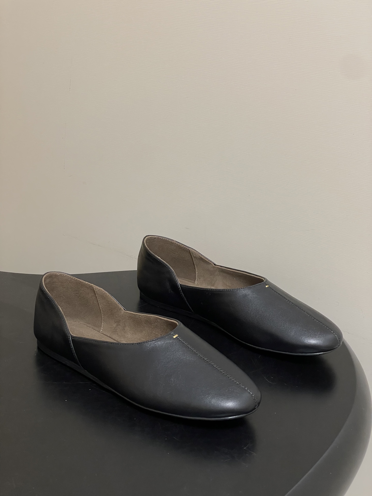 NO:681563,- Khaite 2026 Spring and Summer New Style Horsehair Flat Ballet Shoes Mary Jane Shoes Grandma Shoes Slip-On Loafers Minimalist and avant-garde design has made Khaite famous in the fashion industry in recent years. In just a few years, it has become one of the most popular clothing brands. It is simple and everyday, yet feminine and sensual, and many Old Celin*, fashion celebrities and independent women are obsessed with it!  Intellectual elegance!  Upper sheepskin/horse hair, inner foot pad sheepskin, sole Italian leather outsole, size 35-39 (40.41 custom-made, non-refundable), single shoes, celine, loafers, mary jane, sheepskin, Leather soles19860909- Khaite 2026春夏新款 马毛平底芭蕾舞鞋玛丽珍单鞋奶奶鞋一脚蹬乐福鞋 极简前卫的设计,让Khaite近年响亮时尚界.短短几年间已经成为最受欢迎的服装品牌之一.它简约日常,又不失女性化与感性,让很多Old Celin*、时尚名人和独立女性为它痴迷！知性优雅！ 鞋面羊皮/马毛 内里垫脚羊皮 鞋底意大利真皮大底 码数35-39（40.41定做不退换）,单鞋,celine,loafers,mary jane,sheepskin,Leather soles,Women's Shoes