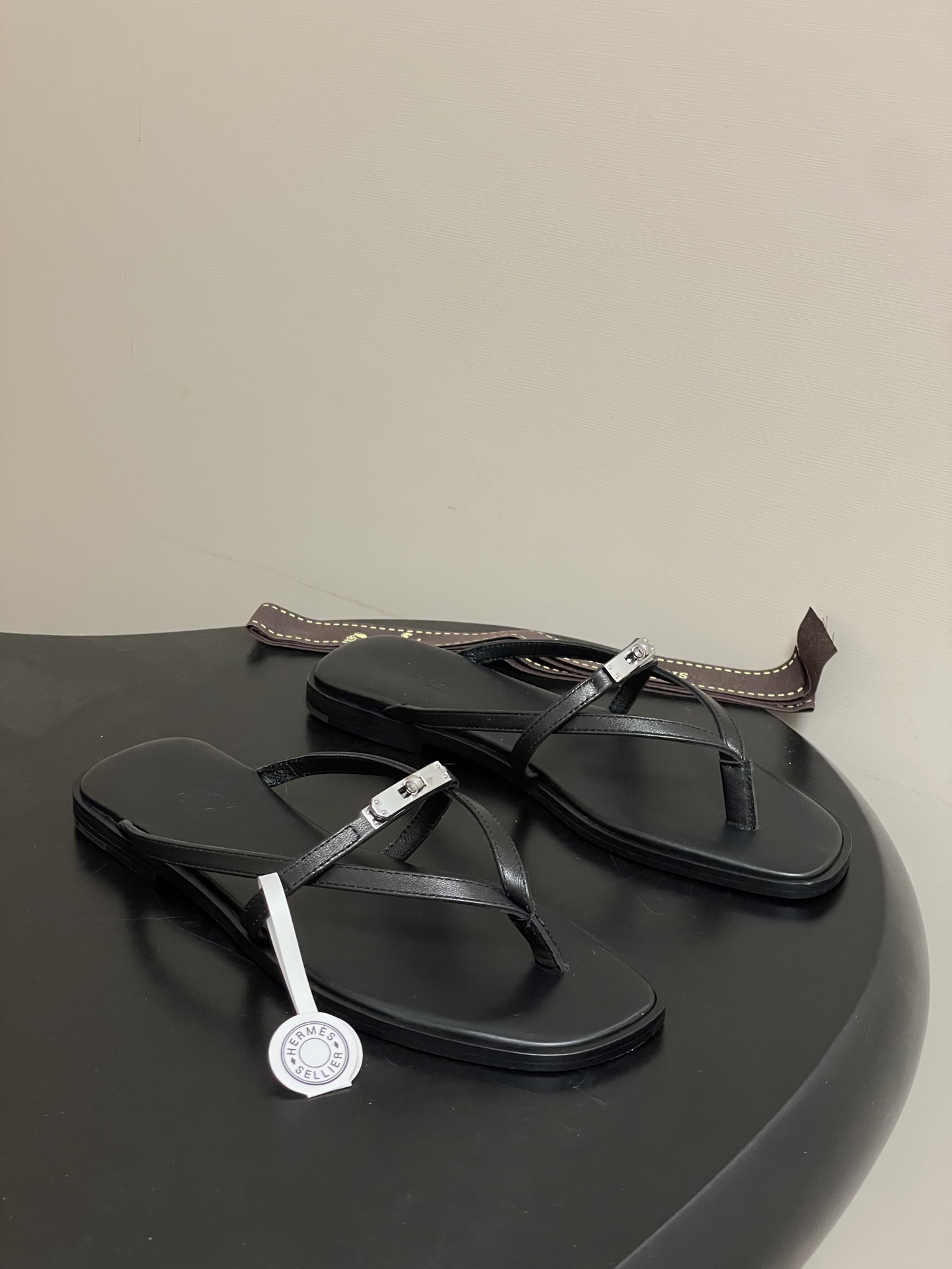 NO:747081,-Top quality Hermes Miss sandal series H classic Kelly buckle flip-flops thin strap flip-flops calfskin sandals with a mini version of the classic Kelly shoe buckle. The interwoven design presents a simple summer look. Calfskin upper, sheepskin lining, Italian grade A leather outsole  Size 35-39 (40.41.42 customized, non-returnable), slippers, hermes, hermes, sandals, slippers, cowhide, sheepskin, Leather soles19860909-顶级品质 Hermes 爱马仕 Miss凉鞋系列 H家经典Kelly扣人字拖鞋细带夹趾平底凉拖鞋 小牛皮凉鞋,搭配迷你版本的经典Kelly鞋扣.交织设计呈现简约夏日造型. 鞋面小牛皮 内里垫脚羊皮 鞋底意大利A级真皮大底 码数35-39（40.41.42定做不退换）,拖鞋,hermes,hermes,sandals,slippers,cowhide,sheepskin,Leather soles,Women's Shoes