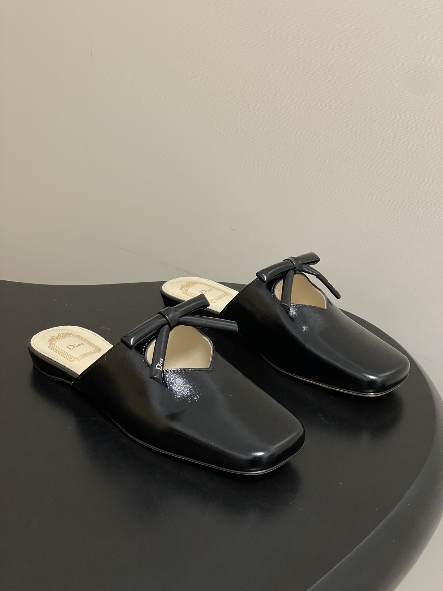 NO:693734,- 26ss spring and summer new Dior Dior latest catwalk model CD letter half slipper bow flat retro style cap-toe Muller sandal slippers When the early spring morning light of the Albani Villa in Rome kissed the satin panels of the Dior workshop, these sandals followed the time. With Mr. Dior's beloved bow as the spiritual password, the 1947 New  The elegant style of the Look, the romantic gene of the 1962 archival bow tie, every step is an elegant echo across time and space. The three-dimensional bow is the soul of early spring wear. Deconstructing and reshaping the brand's archival bow tie, the flat style is the ultimate expression of relaxation in early spring, covering your heart and rush throughout early spring. Upper cowhide, lining sheepskin, sole Italian genuine leather outsole  Size 35-39 (34.40.41.42 custom-made, non-refundable), half drag, dior, dior, sandals, slippers, cowhide, sheepskin, Leather soles19860909- 26ss春夏新款Dior迪奥最新走秀款CD字母半拖鞋蝴蝶结平底复古风包头穆勒凉拖鞋 当罗马阿尔巴尼别墅的早春晨光,吻过迪奥工坊的缎面裁片,这双凉鞋便循着时光而来,以迪奥先生钟爱的蝴蝶结为精神密码,将1947年New Look的优雅风骨,1962年典藏领结的浪漫基因,每一步都是跨越时空的优雅回响.立体蝴蝶结 是早春穿搭的灵魂点睛.将品牌典藏蝴蝶结解构重塑,平底款是早春松弛感的终极表达,承包你整个早春的心动与奔赴. 鞋面牛皮 内里垫脚羊皮 鞋底意大利真皮大底 码数35-39（34.40.41.42定做不退换）,半拖,dior,dior,sandals,slippers,cowhide,sheepskin,Leather soles,Women's Shoes