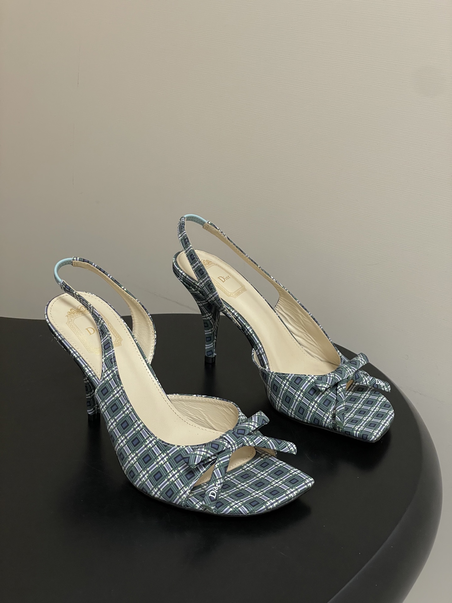 NO:693728,- 26ss spring and summer new Dior Dior latest catwalk model CD letter bow high heels open-toe fish mouth back empty high-heeled sandals When the early spring morning light of the Albani Villa in Rome kissed the satin panels of the Dior workshop, these sandals followed the time. With Mr. Dior's beloved bow as the spiritual password, the 1947 New  The elegant style of Look, the romantic gene of the 1962 archival bow tie, every step is an elegant echo across time and space. The three-dimensional bow is the soul of early spring wear. Deconstructing and reshaping the brand's archival bow tie, the flat style is the ultimate expression of relaxation in early spring, covering your heart and rush throughout early spring. Upper cowhide/silk/custom fabric, lining sheepskin, sole Italian leather outsole, heel height 8.5cm  Size 35-39 (34.40.41.42 custom-made and non-returnable), high heels and sandals, dior, dior, sandals, high heels, cowhide, sheepskin, real silk, Leather soles19860909- 26ss春夏新款Dior迪奥最新走秀款CD字母蝴蝶结高跟鞋露趾鱼嘴后空高跟凉鞋 当罗马阿尔巴尼别墅的早春晨光,吻过迪奥工坊的缎面裁片,这双凉鞋便循着时光而来,以迪奥先生钟爱的蝴蝶结为精神密码,将1947年New Look的优雅风骨,1962年典藏领结的浪漫基因,每一步都是跨越时空的优雅回响.立体蝴蝶结 是早春穿搭的灵魂点睛.将品牌典藏蝴蝶结解构重塑,平底款是早春松弛感的终极表达,承包你整个早春的心动与奔赴. 鞋面牛皮/真丝/定制布料 内里垫脚羊皮 鞋底意大利真皮大底 跟高8.5cm 码数35-39（34.40.41.42定做不退换）,高跟鞋凉鞋,dior,dior,sandals,high heels,cowhide,sheepskin,real silk,Leather soles,Women's Shoes