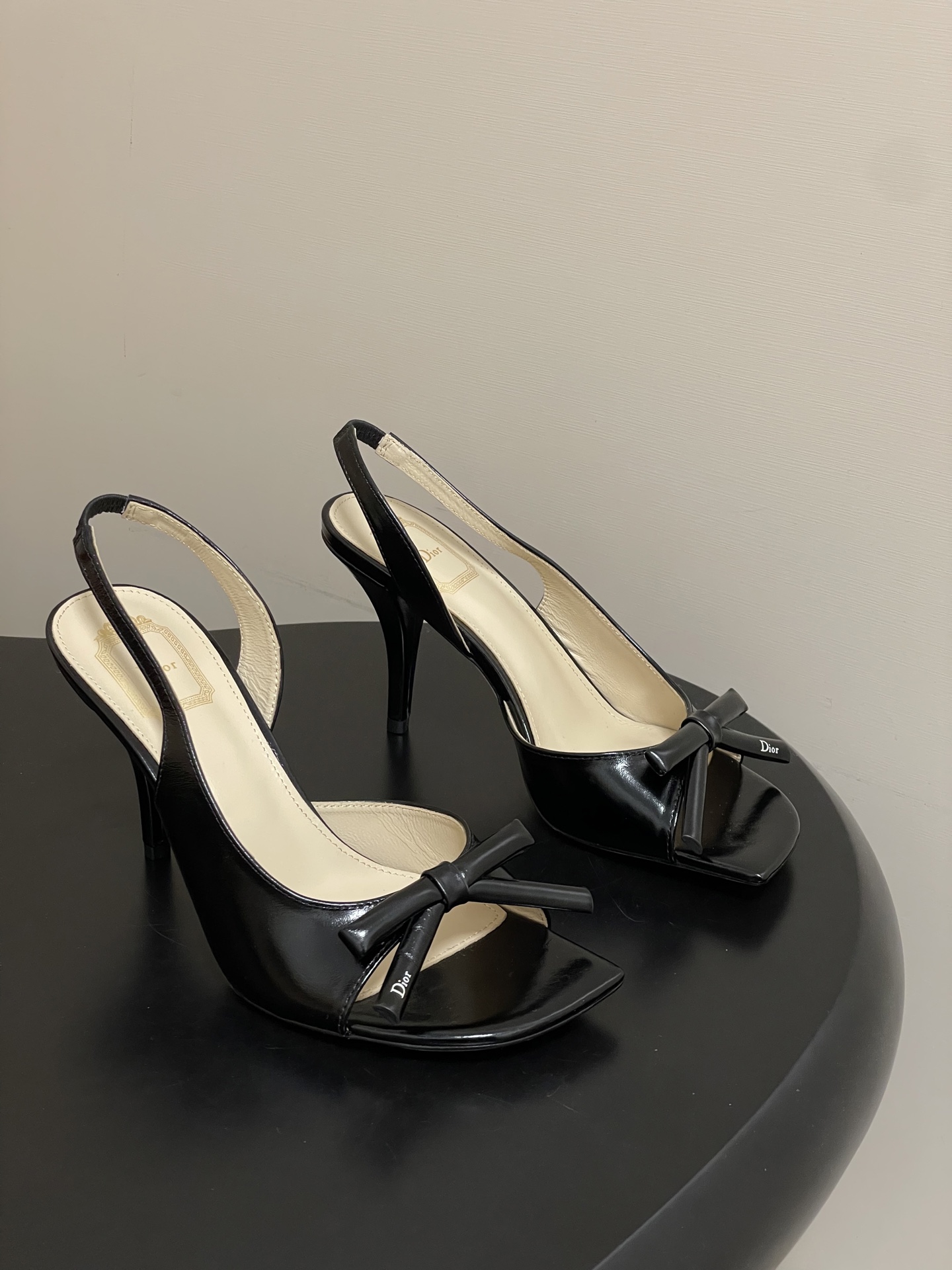 NO:693761,- 26ss spring and summer new Dior Dior latest catwalk model CD letter bow high heels open-toe fish mouth back empty high-heeled sandals When the early spring morning light of the Albani Villa in Rome kissed the satin panels of the Dior workshop, these sandals followed the time. With Mr. Dior's beloved bow as the spiritual password, the 1947 New  The elegant style of Look, the romantic gene of the 1962 archival bow tie, every step is an elegant echo across time and space. The three-dimensional bow is the soul of early spring wear. Deconstructing and reshaping the brand's archival bow tie, the flat style is the ultimate expression of relaxation in early spring, covering your heart and rush throughout early spring. Upper cowhide/silk/custom fabric, lining sheepskin, sole Italian leather outsole, heel height 8.5cm  Size 35-39 (34.40.41.42 custom-made and non-returnable), high heels and sandals, dior, dior, sandals, high heels, cowhide, sheepskin, real silk, Leather soles19860909- 26ss春夏新款Dior迪奥最新走秀款CD字母蝴蝶结高跟鞋露趾鱼嘴后空高跟凉鞋 当罗马阿尔巴尼别墅的早春晨光,吻过迪奥工坊的缎面裁片,这双凉鞋便循着时光而来,以迪奥先生钟爱的蝴蝶结为精神密码,将1947年New Look的优雅风骨,1962年典藏领结的浪漫基因,每一步都是跨越时空的优雅回响.立体蝴蝶结 是早春穿搭的灵魂点睛.将品牌典藏蝴蝶结解构重塑,平底款是早春松弛感的终极表达,承包你整个早春的心动与奔赴. 鞋面牛皮/真丝/定制布料 内里垫脚羊皮 鞋底意大利真皮大底 跟高8.5cm 码数35-39（34.40.41.42定做不退换）,高跟鞋凉鞋,dior,dior,sandals,high heels,cowhide,sheepskin,real silk,Leather soles,Women's Shoes