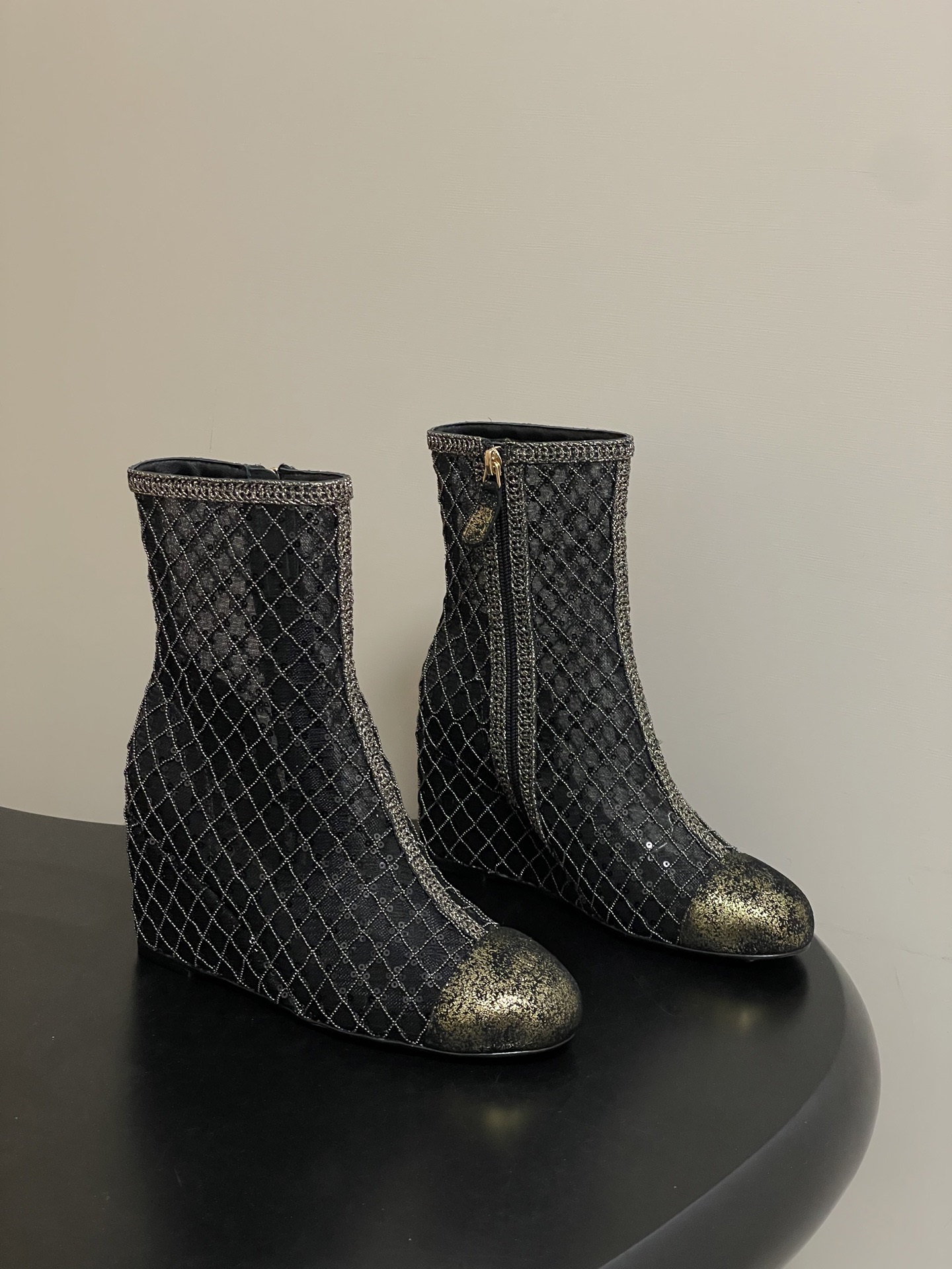 NO:693751,- Chanel Xiaoxiang 26B new spring and summer double C electric embroidered wedge sandals, beaded sequin mesh woven high heel sandals, side zipper breathable short boots. The iconic electric embroidered double C logo on the toe is low-key and shining, not only a status symbol, but also showing a unique fashion attitude. The sequined woven material is cleverly spliced to fit the leg curve, which not only ensures free movement but also adds a bit of casual agility. The wedge design is exquisite and the height is just right while providing stable support. It can also lengthen the leg lines and easily create the visual effect of long legs! Hand-woven beaded sequins on the upper, mesh/sheepskin lining, Italian genuine leather outsole, heel height 7.5cm, size 35-39 (34.40.41.42 custom-made, non-refundable), boots and shoes, chanel, boots, sheepskin, Leather soles19860909- Chanel 小香26B 春夏新款双C电绣坡跟凉靴串珠亮片网纱编织高跟凉靴侧拉链透气短靴 鞋头标志性电绣双C标志低调闪耀,不仅是身份象征 更彰显著独特的时尚态度.亮片编织材质巧妙拼接 贴合腿部曲线,既保证活动自如 又增添几分随性灵动.坡跟设计精妙 高度恰到好处既提供稳健支撑 又能拉长腿部线条轻松打造大长腿视觉效果！ 鞋面手工编织串珠亮片 內里垫脚网纱/羊皮 鞋底意大利真皮大底 跟高7.5cm 码数35-39（34.40.41.42定做不退换）,靴子单鞋,chanel,boots,sheepskin,Leather soles,Women's Shoes