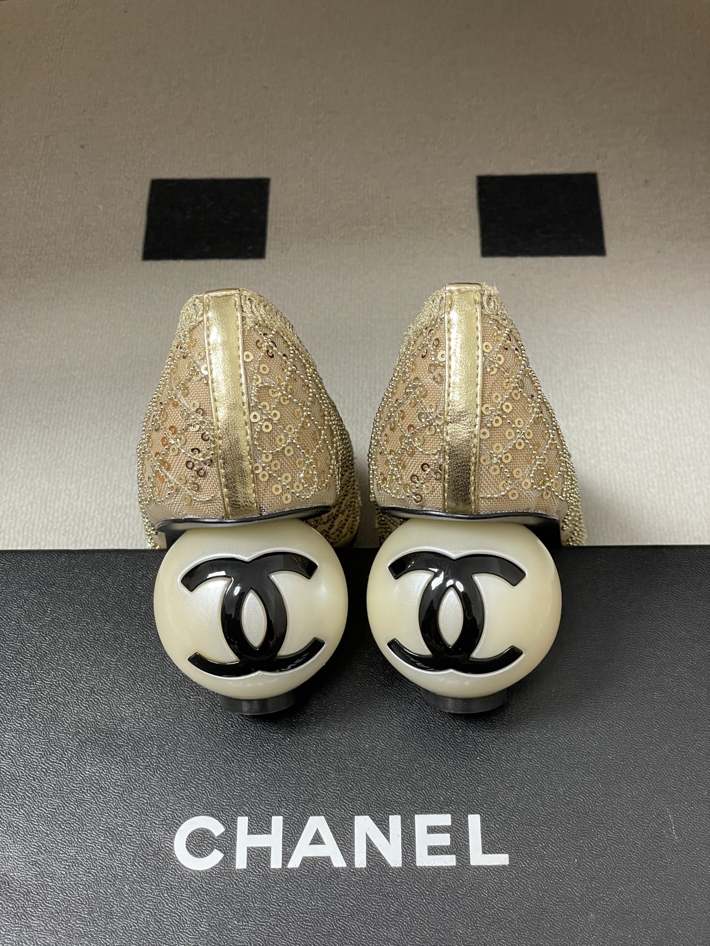 Chanel 春夏新款Chanel 26B 串珠亮片编织玛丽珍单鞋网纱镂空巨型双C珍珠跟高跟鞋