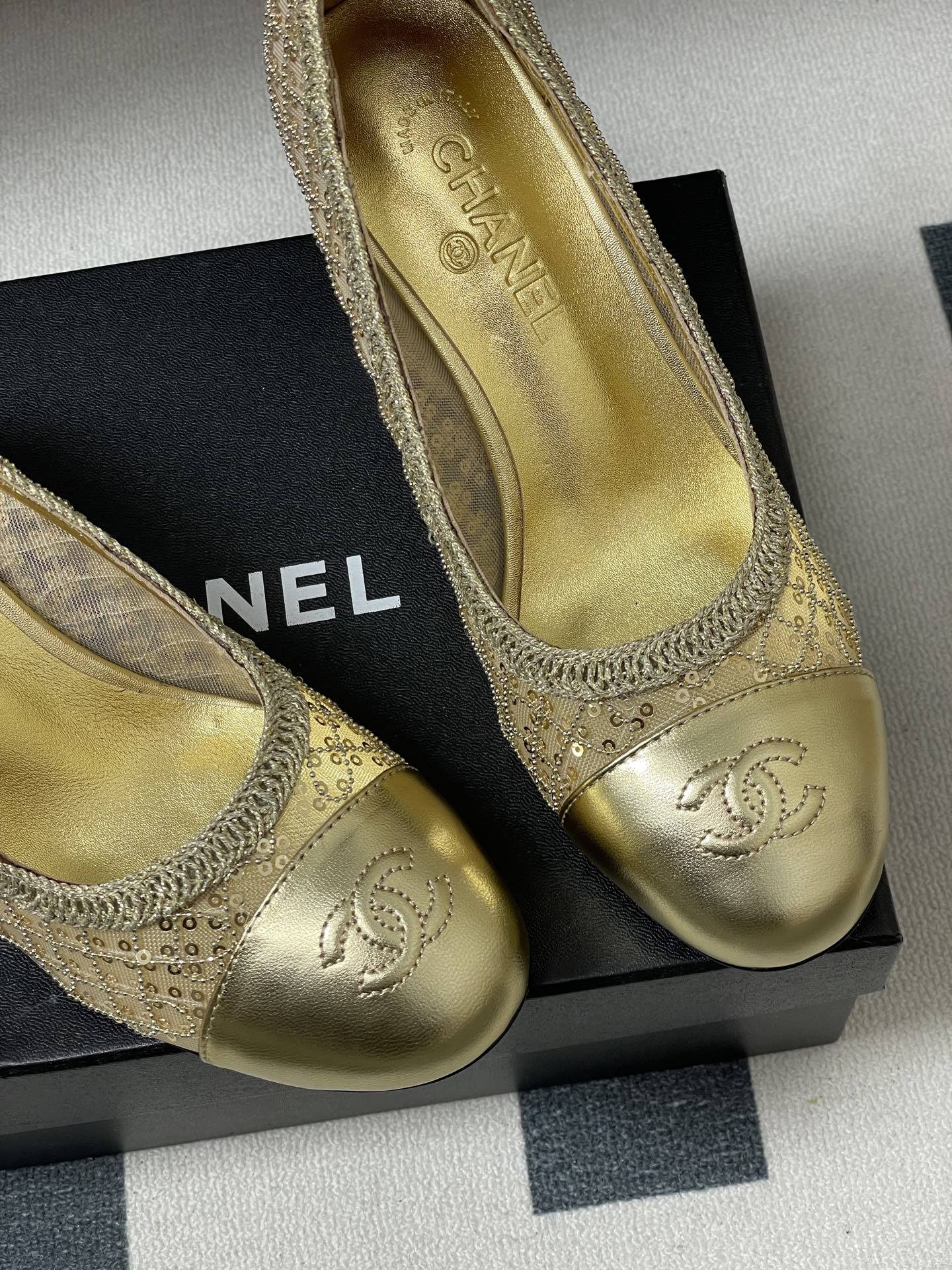 Chanel 春夏新款Chanel 26B 串珠亮片编织玛丽珍单鞋网纱镂空巨型双C珍珠跟高跟鞋