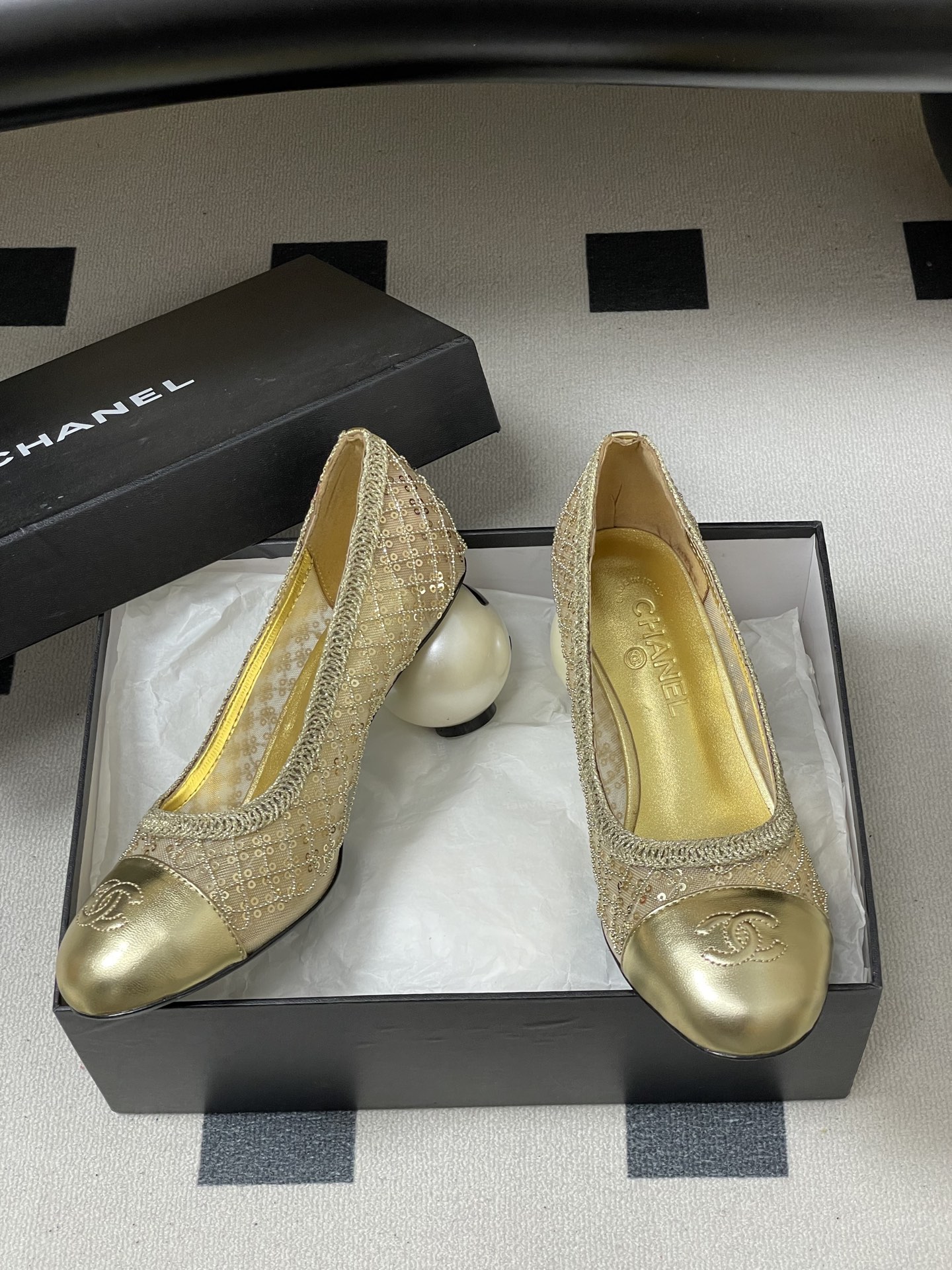 Chanel 春夏新款Chanel 26B 串珠亮片编织玛丽珍单鞋网纱镂空巨型双C珍珠跟高跟鞋