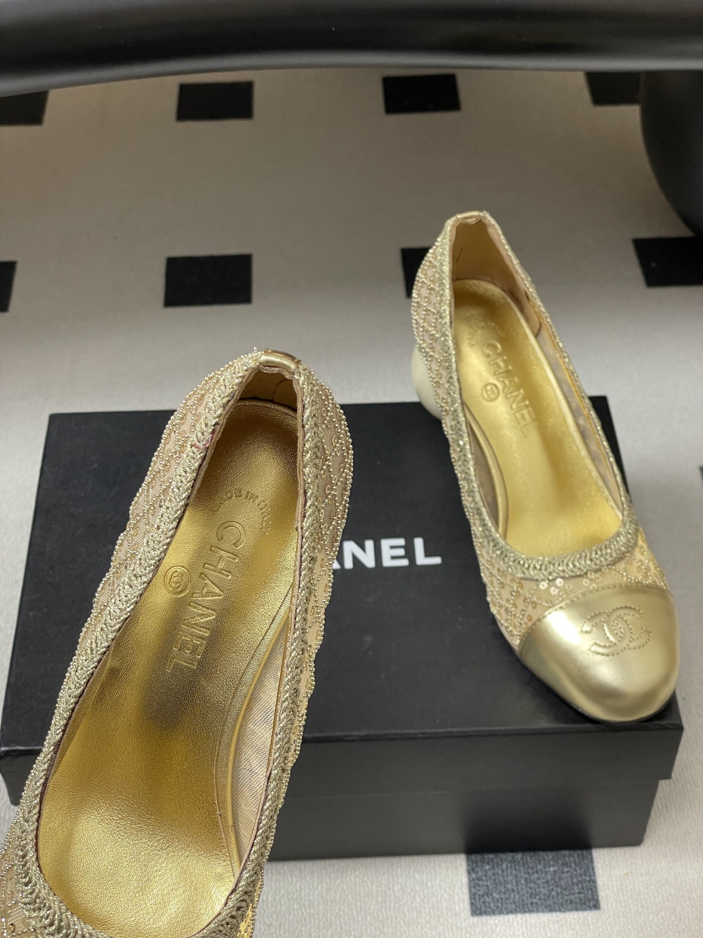 Chanel 春夏新款Chanel 26B 串珠亮片编织玛丽珍单鞋网纱镂空巨型双C珍珠跟高跟鞋