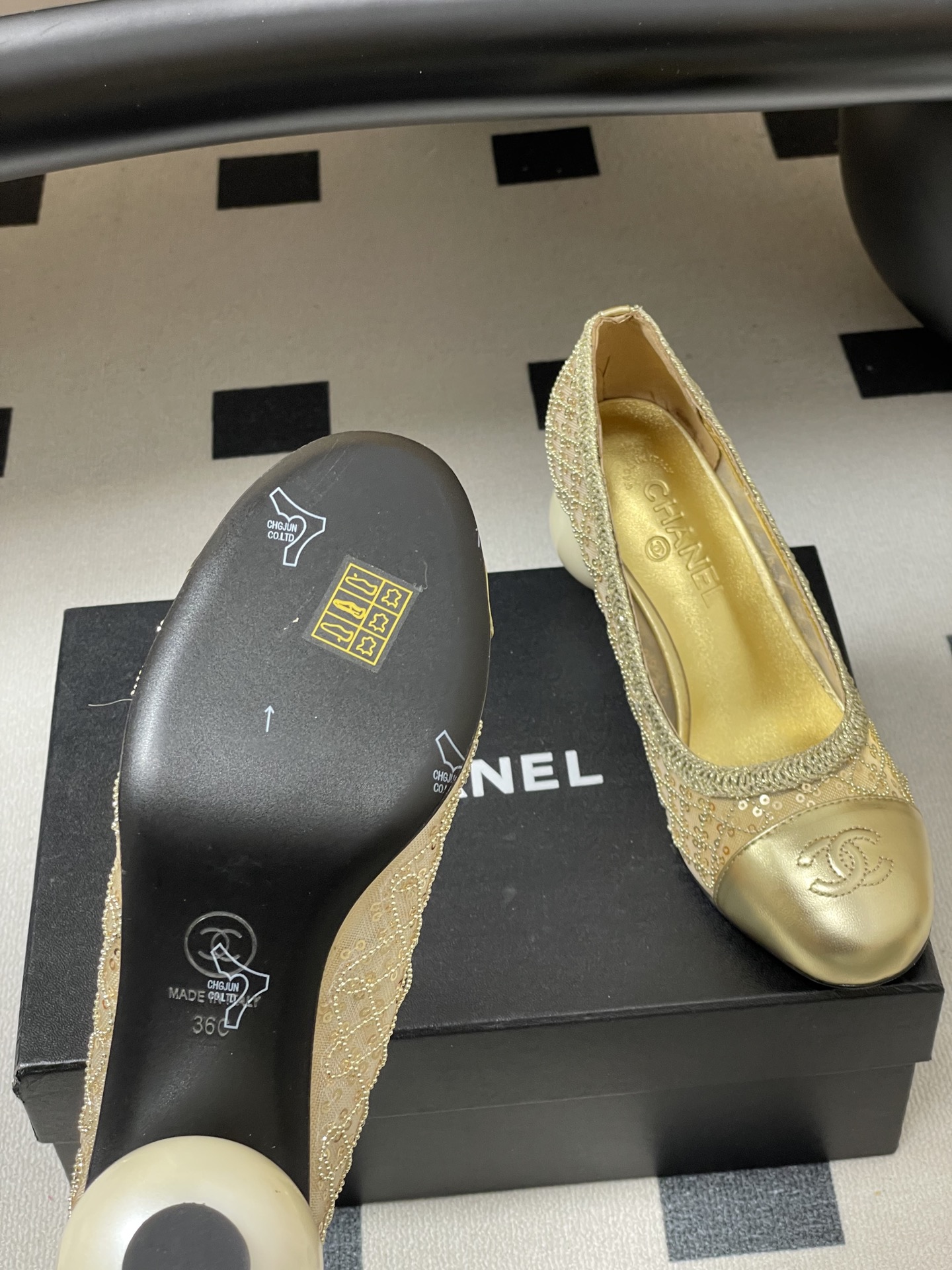 Chanel 春夏新款Chanel 26B 串珠亮片编织玛丽珍单鞋网纱镂空巨型双C珍珠跟高跟鞋