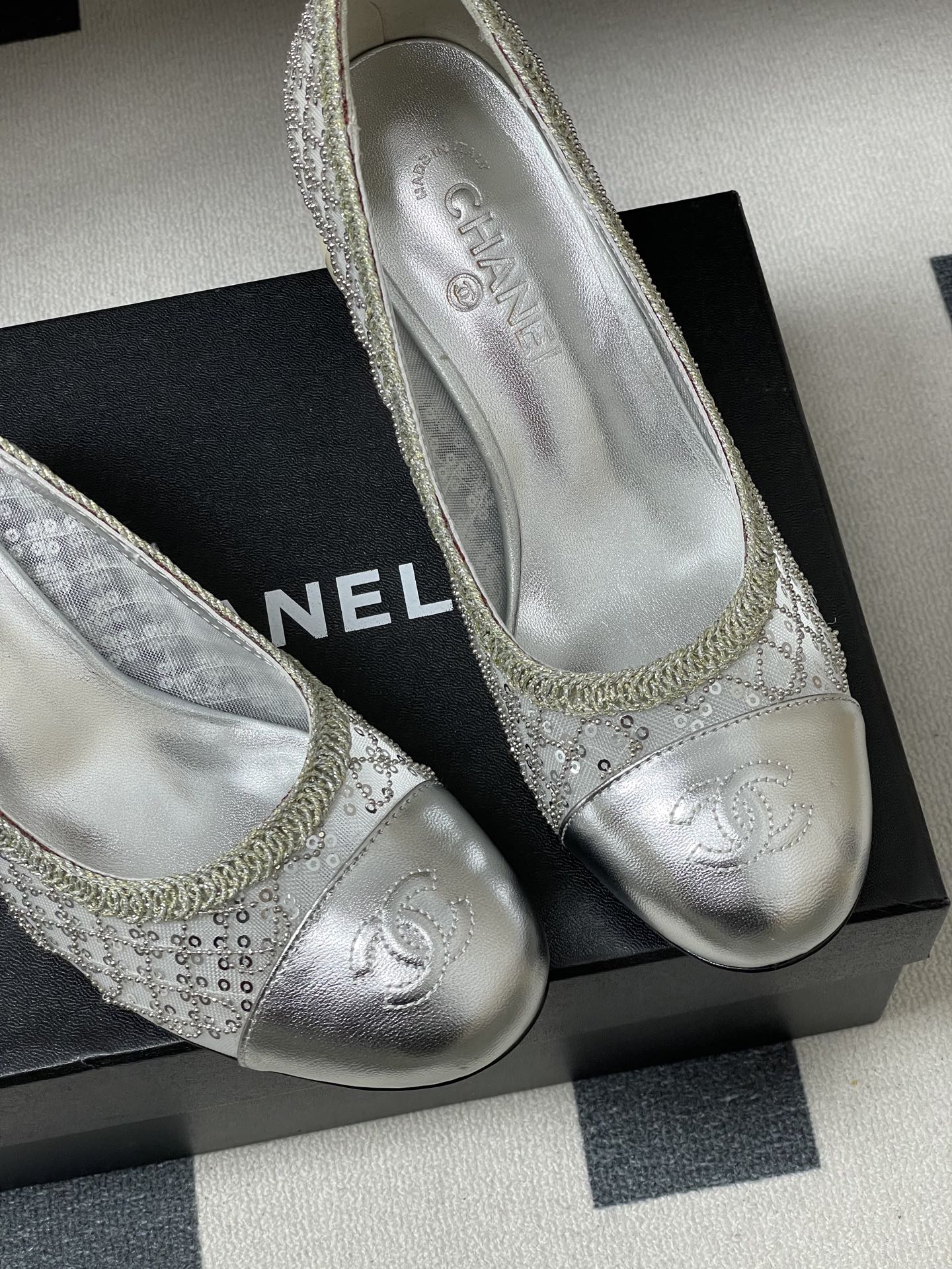 Chanel 春夏新款Chanel 26B 串珠亮片编织玛丽珍单鞋网纱镂空巨型双C珍珠跟高跟鞋