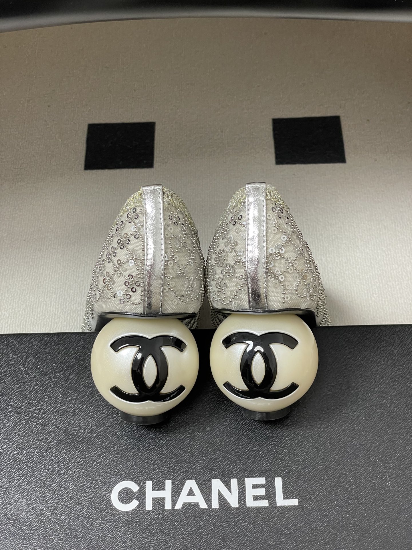 Chanel 春夏新款Chanel 26B 串珠亮片编织玛丽珍单鞋网纱镂空巨型双C珍珠跟高跟鞋