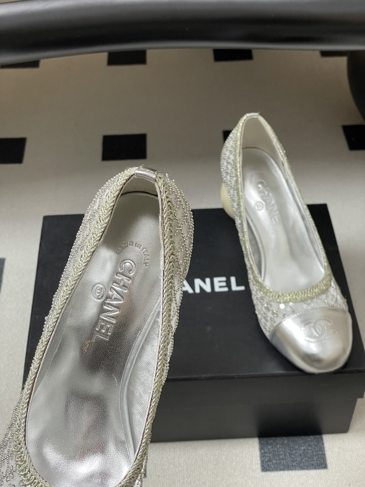Chanel 春夏新款Chanel 26B 串珠亮片编织玛丽珍单鞋网纱镂空巨型双C珍珠跟高跟鞋