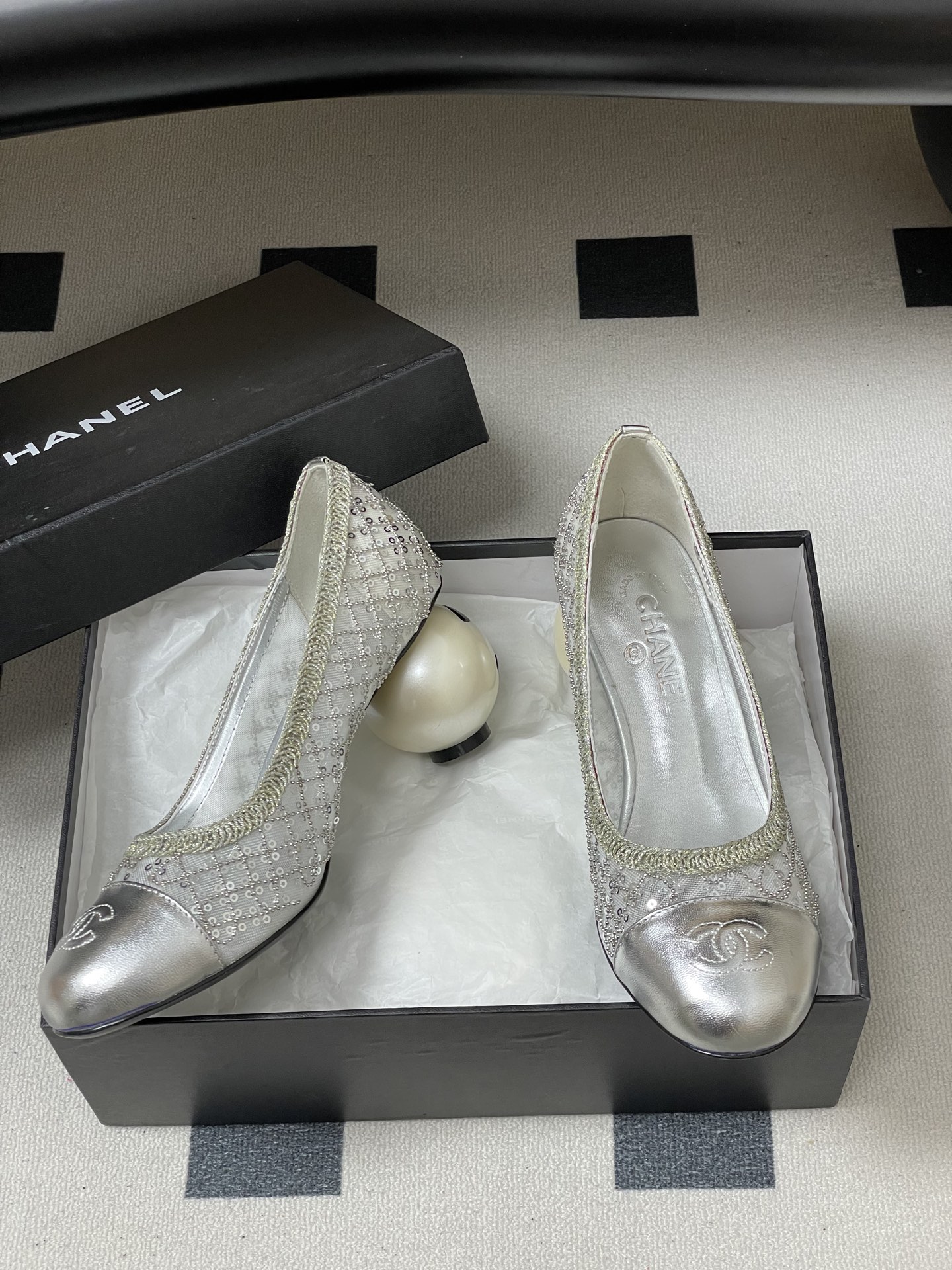 Chanel 春夏新款Chanel 26B 串珠亮片编织玛丽珍单鞋网纱镂空巨型双C珍珠跟高跟鞋