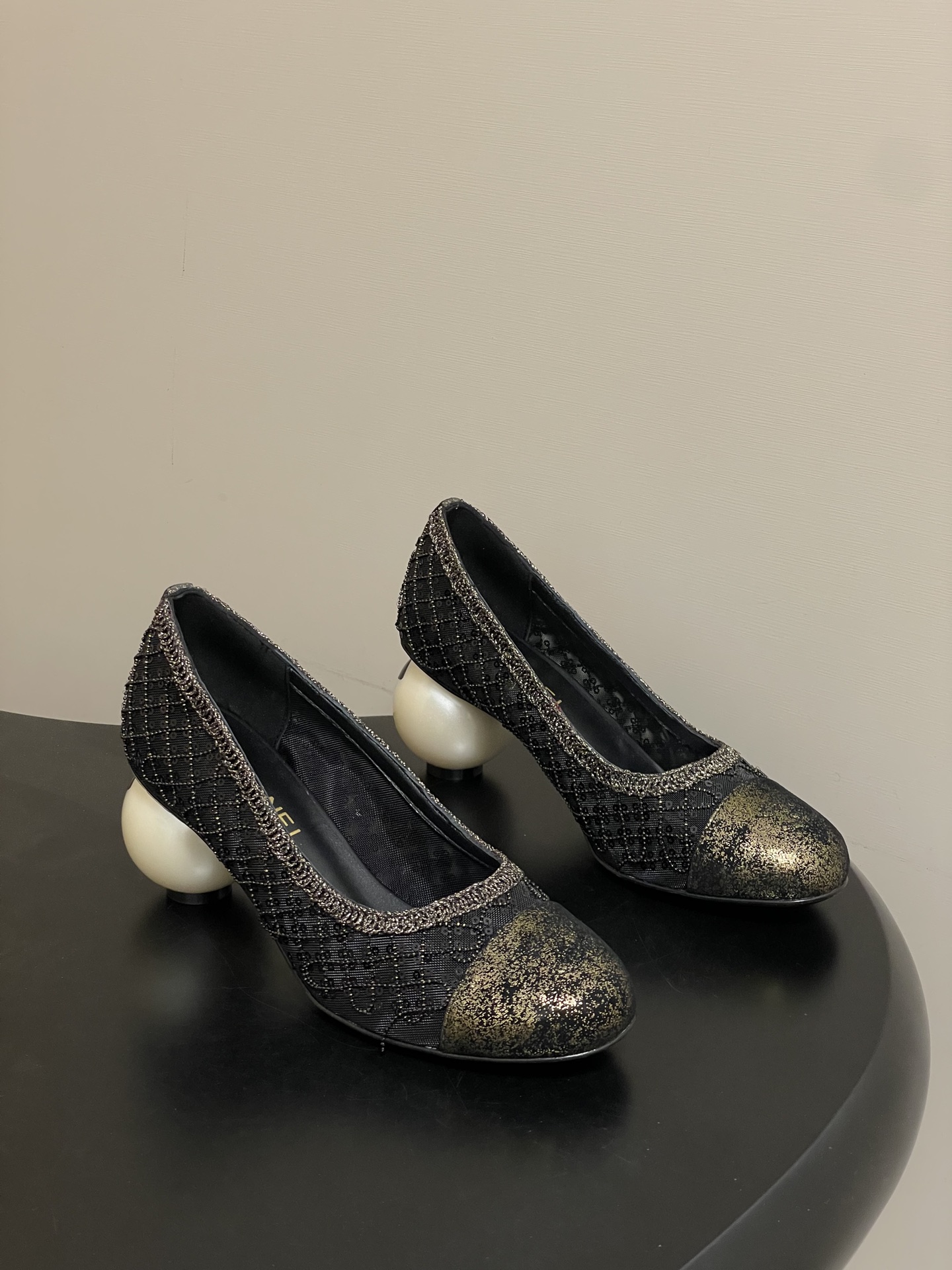 NO:693746,- Spring and summer new Chanel 26B beaded sequin woven Mary Jane shoes, mesh hollow giant double C pearl heel high heels. This pair of woven sequin Mary Jane shoes is like a bright star. It has attracted the attention of countless fashion lovers since its debut and has become a dream item not to be missed this season. The classic double C logo is combined with the giant pearl heel design, which is simple and elegant and fully displays the brand style.  Every shot is stunning. The design inspiration comes from the brand's continuous exploration of classics and innovation. It retains the consistent elegant shoe shape of Mary Jane shoes, the round toe design is cute and retro, gently wraps the feet, and easily modifies the foot shape, as if it is a dream shoe from the fairy tale world. The uppers are made of delicate weaving technology, which are carefully selected and woven, tightly intertwined to create a unique texture, presenting a unique texture, as exquisite as a work of art.  The embellishment of sequins is a magical touch. They are finely inlaid on the woven upper. Under the reflection of sunlight or light, they reflect a dreamlike light. Every step is radiant, easily attracting everyone's attention and satisfying all your fantasies about romance and sparkle. The upper is hand-woven with sequins. The lining is sheepskin. The sole is Italian genuine leather. The heel height is 7cm.  Size 35-39 (34.40.41.42 customized, non-refundable), boots and shoes, chanel, boots, mary jane, high heels, sheepskin, Leather soles19860909- 春夏新款Chanel 26B 串珠亮片编织玛丽珍单鞋网纱镂空巨型双C珍珠跟高跟鞋 这双编织亮片玛丽珍鞋宛如一颗璀璨星辰一经亮相 便吸引了无数时尚爱好者的目光,成为本季不容错过的梦幻单品.经典的双C标志与巨型珍珠跟设计相结合,简洁大气又尽显品牌格调 随便一拍都很出片.设计灵感源自品牌对经典与创新的不断探索.它保留了玛丽珍鞋一贯的优雅鞋型圆头设计可爱又复古 温柔包裹着双脚 ,轻松修饰脚型 仿佛是从童话世界中走来的梦幻之履.,鞋面采用细腻的编织工艺 都经过精心挑选与编织,紧密交织出独特纹理 呈现出别具一格的质感,如同艺术品般精致 亮片的点缀更是神来之笔,它们细密地镶嵌在编织鞋面之上,在日光或灯光的映照下 折射出如梦似幻的光芒,每一步都流光溢彩 轻松吸引众人目光 满足你对浪漫与闪耀的所有幻想 . 鞋面手工编织珠片 内里垫脚羊皮 鞋底意大利真皮大底 跟高7cm 码数35-39（34.40.41.42定做不退换）,靴子单鞋,chanel,boots,mary jane,high heels,sheepskin,Leather soles,Women's Shoes