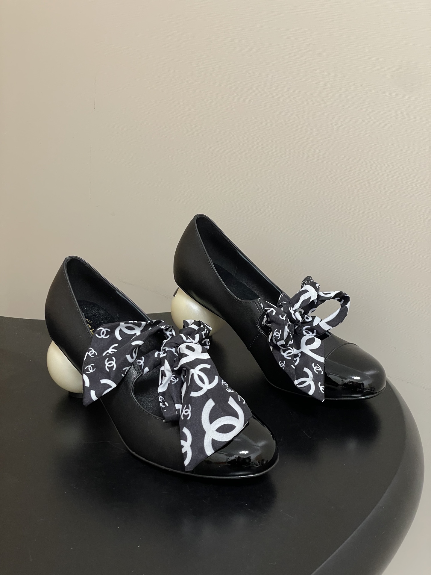 NO:693755,- 2026 spring and summer new Chanel Xiaoxiang 26C silk scarf series color-blocked bow double C ribbon anklet high-heeled shoes giant pearl heel double C high-heeled shoes This season's Mary Jane is really amazing!  The iconic camellia double C element is injected into the anklet, the printed ribbon can be tied into a sweet bow, and the metal anklet ribbon is detachable and switchable freely. The three ways to wear it are suitable for different scenes, whether it is a gentle style with a skirt or a casual style with jeans!  It can be easily controlled and you won’t step on thunder with your eyes closed!  Sheepskin upper, sheepskin lining, Italian genuine leather outsole, heel height 7cm, size 35-39 (34.40.41.42 custom-made, non-returnable), single shoes, chanel, mary jane, high heels, skirts, jeans, sheepskin, Leather soles19860909- 2026春夏新款Chanel小香 26C丝巾系列拼色蝴蝶结双C丝带脚环高跟单鞋巨型珍珠跟双C高跟鞋 这一季的玛丽珍真的太绝了！标志性山茶花双C元素注入脚环,印花丝带可系成甜美蝴蝶结,金属脚环丝带可拆卸自由切换,三种穿法适配不同场景,无论是搭配半裙的温柔风,还是配牛仔裤的随性风！都能轻松驾驭 闭眼入不踩雷！ 鞋面羊皮 内里垫脚羊皮 鞋底意大利真皮大底 跟高7cm 码数35-39（34.40.41.42定做不退换）,单鞋,chanel,mary jane,high heels,skirts,jeans,sheepskin,Leather soles,Women's Shoes