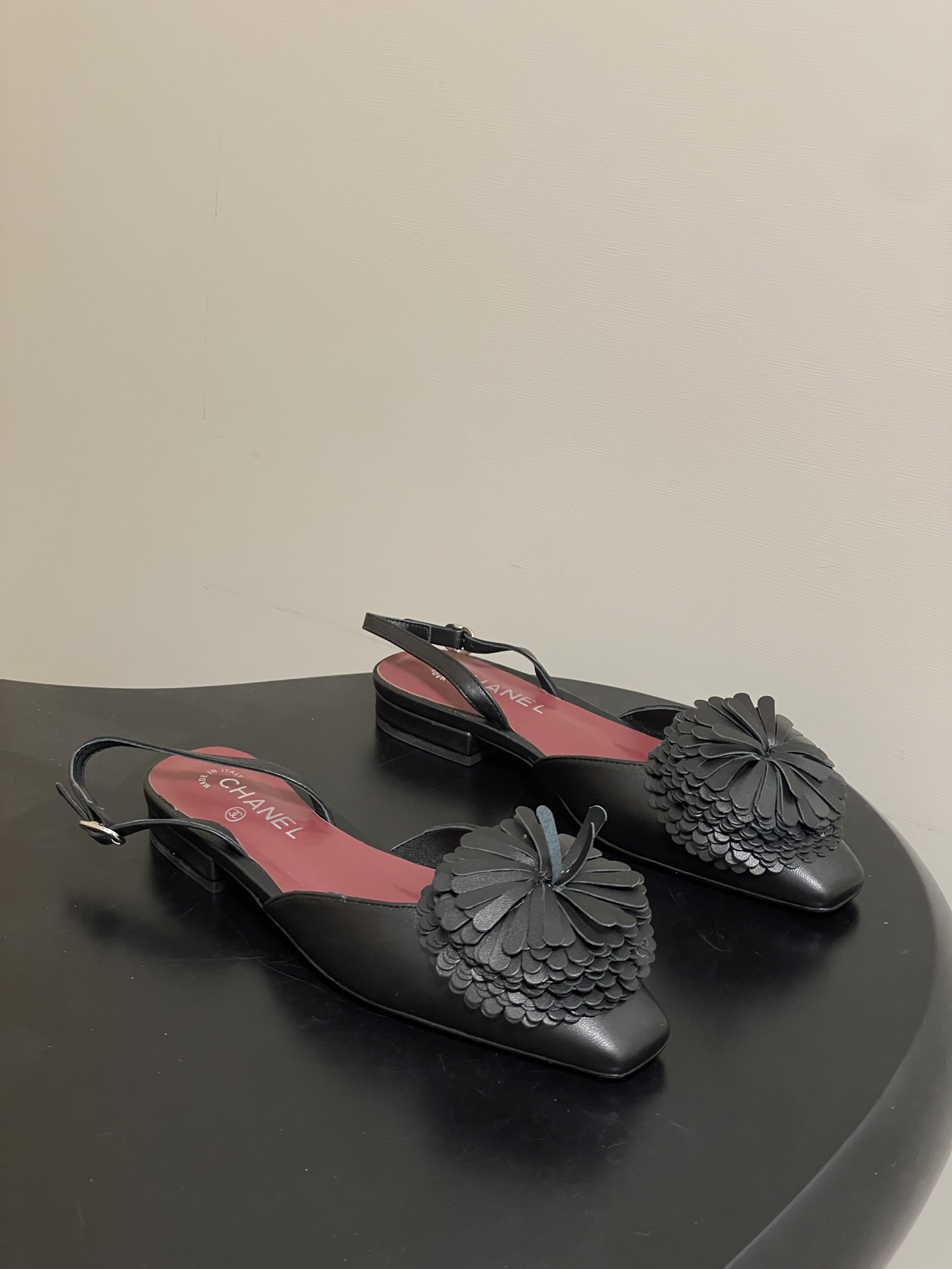 NO:693736,- Chanel Xiaoxiang 26X Spring and Summer New Genuine Leather Camellia Decorated Back Strap Flat Sandals Mary Jane Ballet Shoes. It adopts the back strap high-heeled style, square toe shoe design, simple and neat lines; the back strap is a thin elastic design, which fits the heel, taking into account the convenience and fit of putting on and taking off.  The three-dimensional flower on the toe is the core decorative highlight. The white model has flowers of the same color, the black model has black flowers, and the gold model has white flowers. The color matching creates a visual contrast; the inner sole of the shoe is printed with the golden 'CHANEL' brand logo, continuing the brand's classic exquisite craftsmanship and recognition. The upper is sheepskin (leather petals are different from other PU on the market), the lining is sheepskin, and the sole is Italian leather outsole.  Size 35-39 (34.40.41.42 customized, non-refundable), sandals, chanel, sandals, mary jane, high heels, sheepskin, Leather soles19860909- Chanel 小香26X春夏新款 真皮山茶花装饰后绊带平底凉鞋玛丽珍鞋芭蕾舞单鞋 采用后绊带高跟鞋款式,方头鞋型设计,线条简约利落；后绊带为细带弹性设计,贴合后跟,兼顾穿脱便捷性与贴合度. 鞋头的立体花朵是核心装饰亮点,白色款配同色花朵、黑色款配黑色花朵、金色款配白色花朵,色彩搭配形成视觉反差；鞋内底印有金色“CHANEL”品牌标识,延续品牌经典的精致工艺与辨识度. 鞋面羊皮（真皮花瓣区别市面其他PU） 内里垫脚羊皮 鞋底意大利真皮大底 码数35-39（34.40.41.42定做不退换）,凉鞋单鞋,chanel,sandals,mary jane,high heels,sheepskin,Leather soles,Women's Shoes