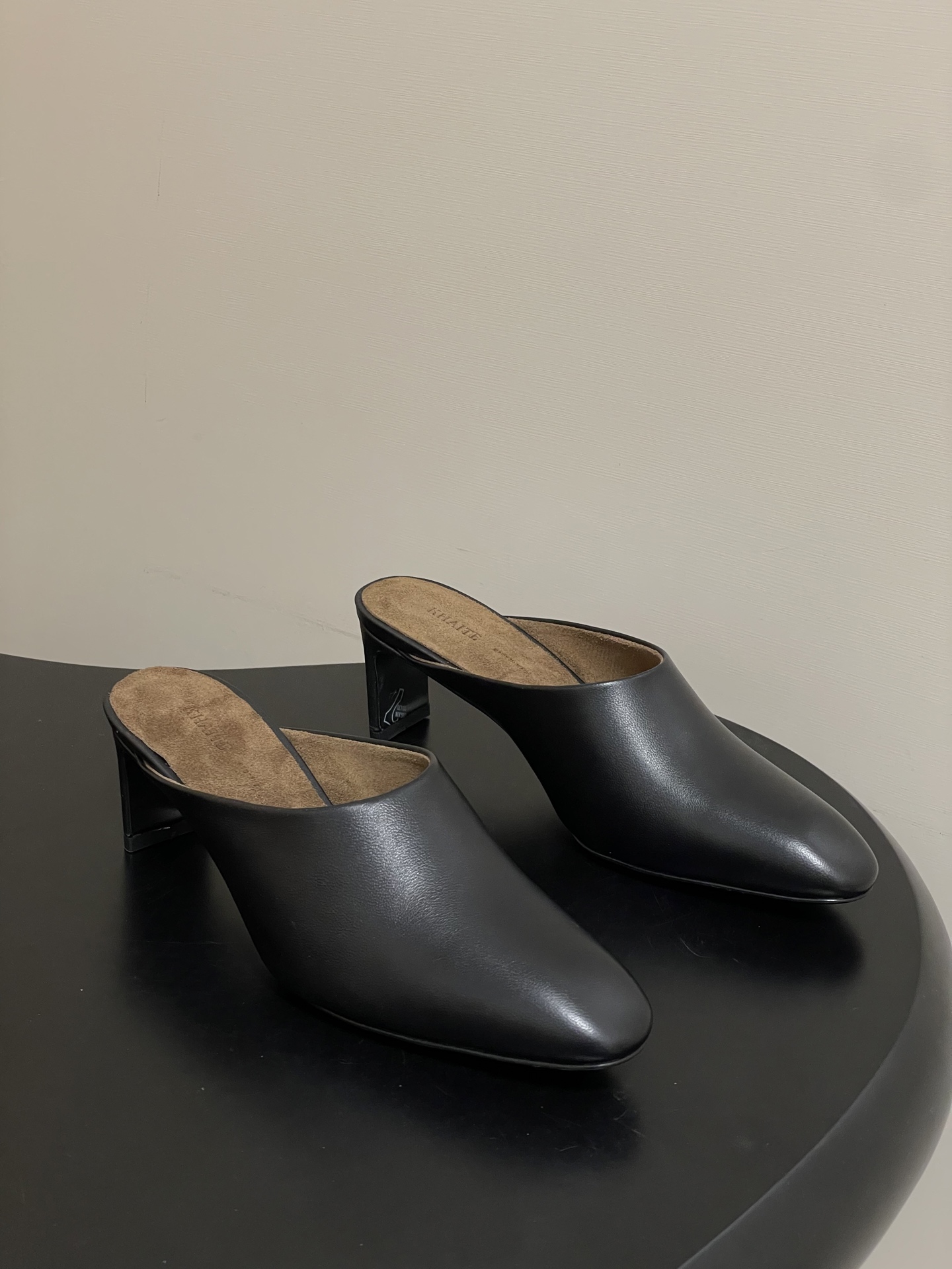 NO:693742,- Khatie 2026 spring and summer new retro pointed toe thick heel mules, toe-toe high-heeled half slippers, adopts a pointed toe toe mules shape and a heelless half-slip design, which is easy to put on and take off; the low-heeled structure takes into account both fashion and comfort. The upper is made of imported cowhide, and the lining and insole are made of sheepskin, which is soft and skin-friendly;  It adopts a minimalist and high-end style without complicated decorations. The color scheme is classic black, off-white, and burgundy. It is highly versatile and can be adapted to various wearing scenarios such as leisure and commuting. The upper is cowhide/horse hair, the lining is sheepskin, the sole is Italian genuine leather, and the heel height is 6cm. The size is 35-39 (40.41 is customized and non-refundable).19860909- Khatie 2026s 春夏新款复古尖头粗跟穆勒鞋包头高跟半拖鞋 采用尖头包头穆勒拖造型,无后跟的半拖设计,穿脱便捷；低跟结构,兼顾时尚与舒适度.鞋面为进口牛皮,内里和鞋垫用羊皮,触感柔软亲肤； 走极简高级风,无复杂装饰,配色为经典的黑色、米白色、酒红色,百搭性强,可适配休闲、通勤等多种穿搭场景. 鞋面牛皮/马毛 内里垫脚羊猄皮 鞋底意大利真皮大底 跟高6cm 码数35-39（40.41定做不退换）,半拖高跟鞋,high heels,slippers,cowhide,sheepskin,sheep,Leather soles,Women's Shoes