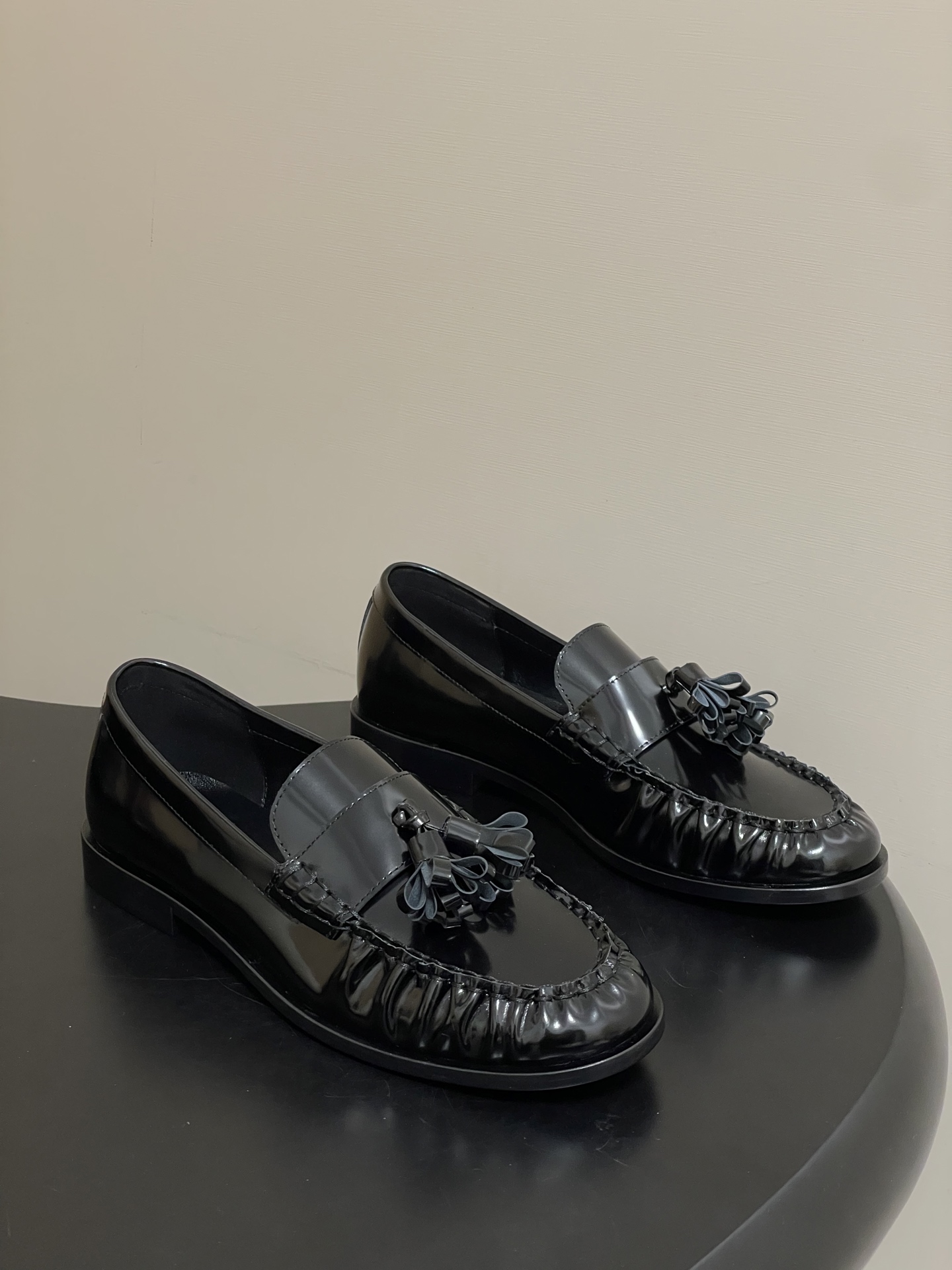 NO:693740,- THE ROW 26Fw Spring and Summer New Style TR Retro Tassel Loafers Glossy Old Money Style Small Leather Shoes This pair of shoes is the perfect symbiosis of minimalism and retro sentiment, and is also the ultimate expression of The Row's 'low-key yet supreme luxury'. The toe is only decorated with genuine leather tassels of the same color, swaying lightly when walking, adding a touch of agility without being ostentatious, breaking the minimalist coolness  Infused with retro tenderness. The minimalist silhouette replicates the laziness and casualness of retro Loft, which is in line with the effortless fashion of contemporary women. It can be paired with neatly tailored wool wide-leg pants to transform into a calm and determined elite in the workplace. It can also be paired with a soft and waxy knitted long skirt to interpret the retro literature and art of the autumn street. Even casual jeans and white shirts can be used to bring out the relaxed elegance of old money. The upper is made of beaded cowhide.  Sheepskin lining, Italian genuine leather outsole, size 35-39 (40.41 custom made, non-returnable), loafers, loafers, skirts, shirts, cowhide, sheepskin, Leather soles19860909- THE ROW 26Fw春夏新款 TR复古流苏乐福鞋亮面老钱风小皮鞋单鞋 这双鞋是极简主义与复古情怀的完美共生,亦是The Row「低调即顶奢」的极致表达.仅以同色系真皮流苏点缀鞋头,行走时轻晃摇曳 添一分灵动却不张扬,打破极简的清冷 揉入复古的温柔.以极简廓形复刻复古乐福的慵懒随性,契合当代女性不费力的时髦主张.它可以搭配剪裁利落的羊毛阔腿裤,化身职场里从容笃定的精英.亦可配软糯针织长裙,演绎秋日街头的复古文艺,哪怕是随性的牛仔与白衬衫 也能被它衬出old money的松弛贵气. 鞋面开边珠牛皮 内里垫脚羊皮 鞋底意大利真皮大底 码数35-39（40.41定做不退换）,乐福鞋,loafers,skirts,shirts,cowhide,sheepskin,Leather soles,Women's Shoes