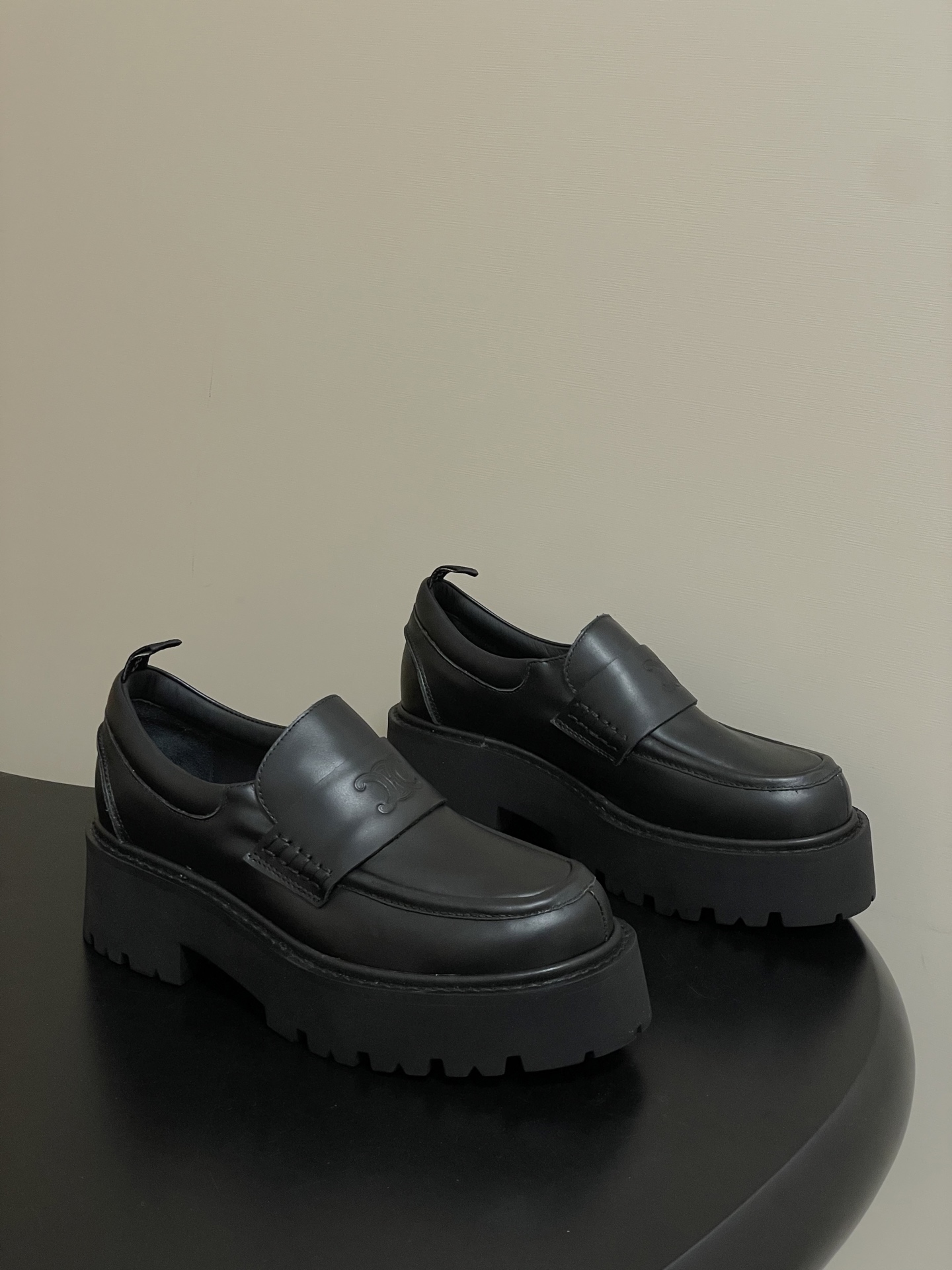 NO:693724,-Top quality 25Fw new autumn and winter style CELINE TRIOMPHE derby shoes, thick-soled lace-up loafers, Lisa's same high-heeled shoes. This pair of shoes is simply the favorite of fashionistas. The classic derby shoe shape is integrated with Celine's unique fashion elements. The moment you put it on, you will feel 2.8 meters tall.  Its upper material is super textured, durable and resistant, and the details are exquisite. The Celine gravure logo on the back of the shoe inadvertently highlights the brand style. Moreover, this pair of shoes is super versatile. Paired with jeans, it is a casual and comfortable street style. Paired with a small skirt, it can transform into an elegant and elegant goddess. Whether it is daily outing, commuting to work or dating, it can perfectly hold the scene~ You must buy a pair of Celine loafers this year, a retro style classic style that is super versatile.  Simple and elegant, it can be matched with any skirt or trousers. The proper Yanba shows its brand atmosphere. Customized cowhide for the upper, cowhide for the inner foot pad, genuine leather welt for the sole/original private model imported material multi-layer combination outsole, heel height 6cm, size 35-39 (40.41 customized, non-returnable), loafers, celine, celine, loafers, high heels, skirts, jeans, cowhide19860909-顶级品质 25Fw秋冬新款 CELINE 赛琳TRIOMPHE德比鞋厚底系带乐福鞋Lisa同款高跟鞋 这双鞋简直是时髦精的心头爱,经典的德比鞋型,融入了Celine独有的时尚元素,上脚瞬间气场两米八 它的鞋面材质超有质感,耐穿还抗造,细节之处更是精致满分,鞋后帮的Celine凹印标志,不经意间彰显品牌格调. 而且这双鞋超级百搭,配牛仔裤就是随性自在的街头风；搭小裙子,又能变身优雅气质女神,不管是日常出街、通勤上班还是约会聚餐,它都能完美hold住场面~ 今年必须要入手一双celine乐福鞋 ,复古风经典款 超级百搭 简单大气 无论裙装裤装都能随意搭配 妥妥的颜霸 无不彰显它的品牌气息. 鞋面定制牛皮 内里垫脚牛皮 鞋底真皮沿条/原版私模进口材质多层组合大底 跟高6cm 码数35-39（40.41定做不退换）,乐福鞋,celine,celine,loafers,high heels,skirts,jeans,cowhide,Women's Shoes