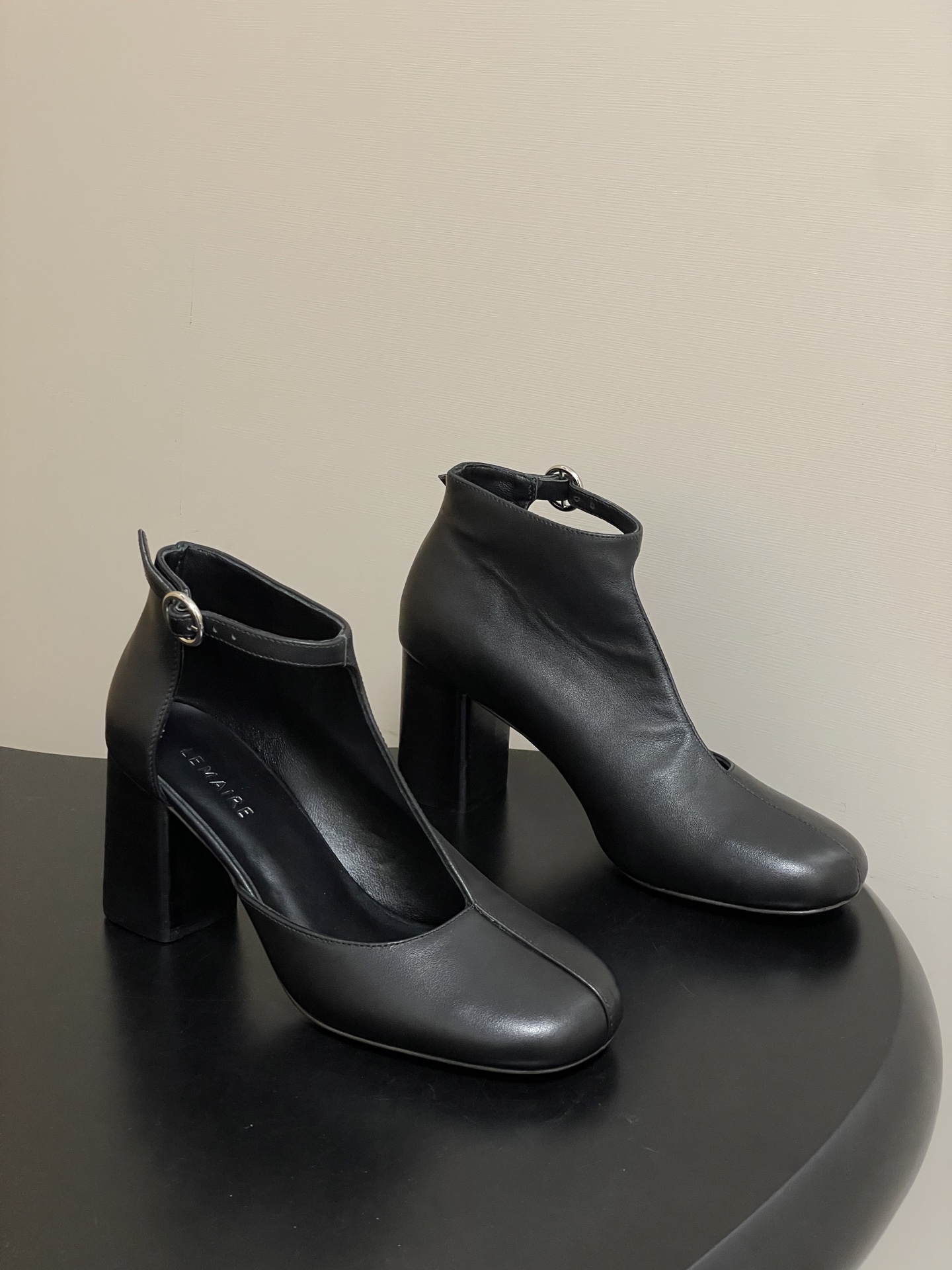 NO:696244,- Lemaire2026s spring and summer new model, square round toe thick heel hollow short boots, personalized high heel side hollow sandals, using a combination of square round toe + thick heel, the shoe shape is a fusion of short boots and shallow mouth single shoes, the upper is made of hollow V-shaped cutting, with metal ring buckle decoration on the rear ankle, the lines are simple and functional, and the thick heel design takes into account both stability and aura.  It focuses on low-saturated milk tea brown and dark gray, which are classic minimalist colors; it continues LEMAIRE's consistent minimalist and French lazy style. The design emphasizes the balance between practicality and styling, and the details show the niche and light luxury tone. The upper is calfskin, the lining is sheepskin, the sole is Italian genuine leather, and the heel height is 8cm.  Size 35-39 (40.41 customized, non-refundable), high heels, sandals, boots, high heels, cowhide, sheepskin, Leather soles19860909- Lemaire2026s 春夏新款 方圆头粗跟镂空短靴个性高跟侧空凉靴 采用方圆头+粗跟的组合,鞋型是短靴与浅口单鞋的融合款,鞋帮处做了镂空V型剪裁,搭配后踝的金属环扣装饰,线条简约又带有机能感,粗跟设计兼顾了稳定性与气场. 主打低饱和的奶茶棕与深灰色,是极简风的经典配色；延续了LEMAIRE一贯的极简主义与法式慵懒风格,设计强调实穿性与造型感的平衡,细节处尽显小众轻奢的调性. 鞋面小牛皮 内里垫脚羊皮 鞋底意大利真皮大底 跟高8cm 码数35-39（40.41定做不退换）,高跟鞋凉鞋,sandals,boots,high heels,cowhide,sheepskin,Leather soles,Women's Shoes