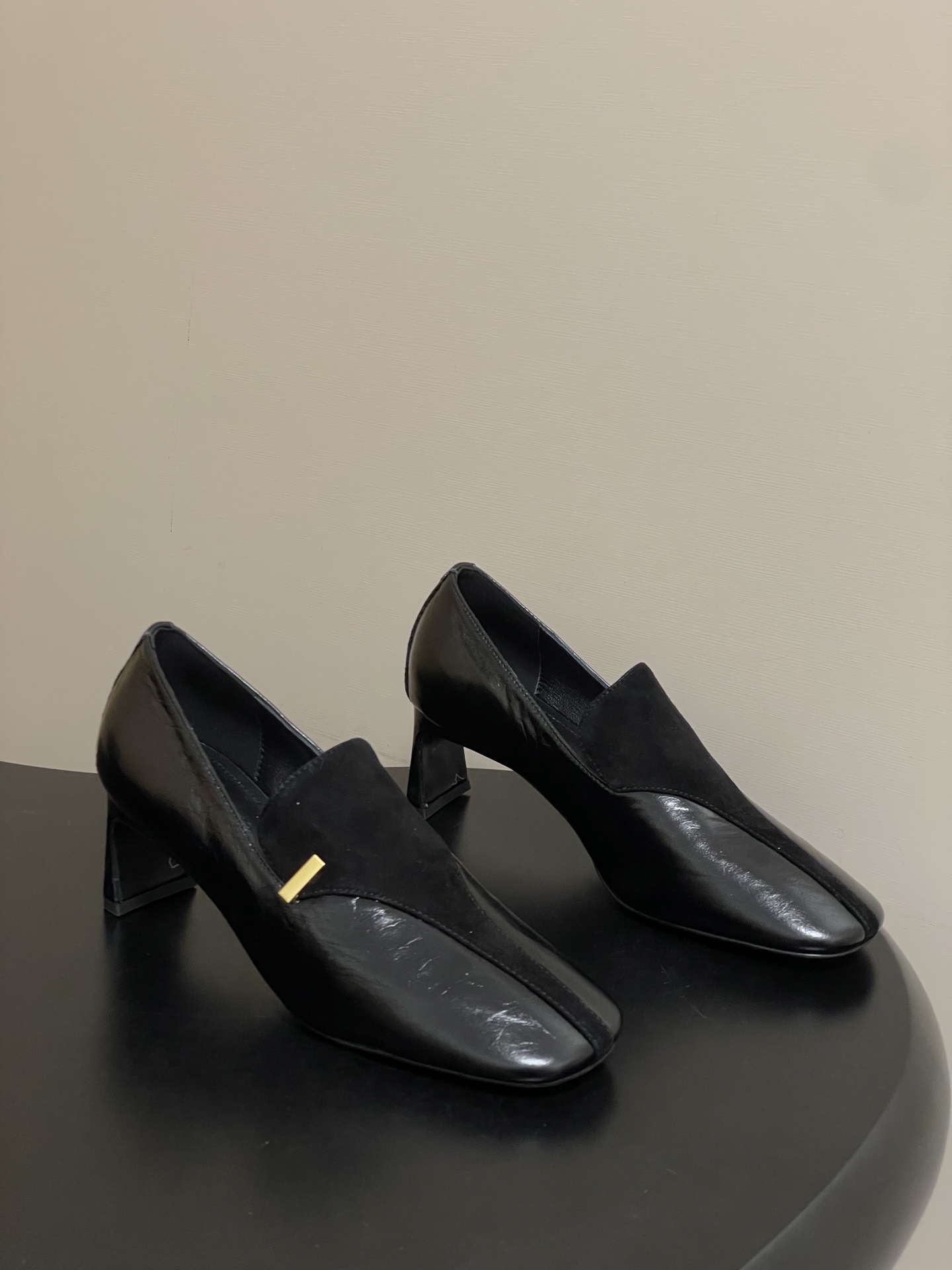 NO:693721,- Phoebe Philo26ss Spring and Summer New Style High-heeled Loafers and Slip-on Small Leather Shoes. It adopts a square toe + low-heeled loafer silhouette, with tough and simple lines. It is a typical minimalist avant-garde style, highlighting neutrality and high-end sense. The lace-less, slip-on lazy shoe design takes into account the convenience of putting on and taking off and daily practicality.  The side of the shoe body is decorated with small metal patches, which are the finishing touch in the minimalist design, improving the sophistication without being exaggerated; the shoe shape is neatly cut, and the stitching is neat, reflecting the brand's control of craftsmanship details. Upper butter leather/sheep suede, lining sheepskin, sole Italian leather outsole, heel height 5cm, size 35-39 (40.41 size custom-made, non-refundable), high-heeled shoes, loafers, high  heels,sheepskin,leather soles19860909- Phoebe Philo26ss 春夏新款 高级感拼接风高跟乐福鞋一脚蹬小皮鞋单鞋 采用方头+低跟乐福鞋廓形,线条硬朗简约,是典型的极简先锋风,凸显中性与高级感；无鞋带、一脚蹬的懒人鞋型设计,兼顾穿脱便捷性与日常实用性. 鞋身侧方点缀金属小饰片,作为极简设计中的点睛之笔,提升精致度却不浮夸；鞋型剪裁利落,拼接处缝线工整,体现品牌对工艺细节的把控. 鞋面牛油皮/羊反绒 内里垫脚羊皮 鞋底意大利真皮大底 跟高5cm 码数35-39（40.41码定做不退换）,高跟鞋单鞋,loafers,high heels,sheepskin,Leather soles,Women's Shoes