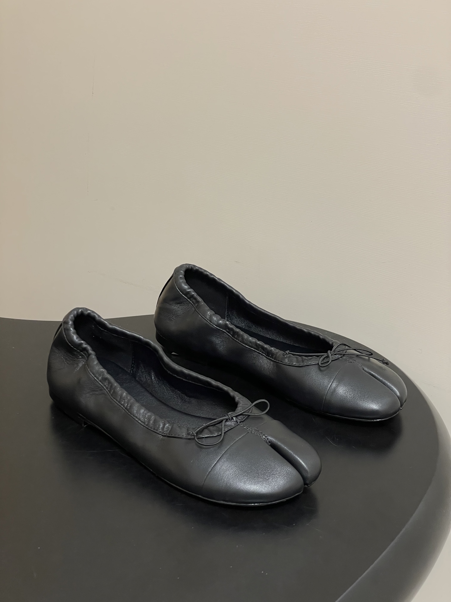 NO:693747,- Christen 26s new spring and summer bow split-toe shoes, color-blocked ballet shoes, ultra-soft flat shoes. They adopt a split-toe shape that imitates the traditional Japanese foot bag, separating the big toe from the rest of the toes. It is highly visually recognizable. It adopts the heelless design of ballet flat shoes. The upper is made of soft sheepskin material. The shoe body has a pleated elastic design. The upper foot fits the shape of the foot, taking into account elegance and comfort for daily wear.  The toe is decorated with a thin ribbon bow, and the color scheme is available in black and white color matching or pure black. The minimalist design style is suitable for a variety of wearing scenarios, from casual daily life to light formal occasions. The soles and stitching details are exquisite; it integrates the ergonomic design of the brand's century-old shoemaking and optimizes the fit for Oriental foot types. Sheepskin upper, sheepskin lining, Italian genuine leather outsole, size  35-39 (40 customized, non-refundable), split-toe shoes, flats, sheepskin, Leather soles19860909- Christen 26s 春夏新款 蝴蝶结分趾鞋拼色芭蕾舞鞋超软平底单鞋 采用模仿日本传统足袋的分趾造型,将大脚趾与其余脚趾分开,视觉辨识度极强,采用芭蕾平底鞋的无跟设计,鞋面使用柔软的羊皮材质,鞋身有褶皱弹性设计,上脚贴合脚型,兼顾优雅感与日常穿着的舒适度. 鞋头处有细带蝴蝶结装饰,配色上有黑白拼色、纯黑两款,极简的设计风格适配多种穿搭场景,从休闲日常到轻正式场合都能搭配.鞋底与缝线细节精致；融合了品牌百年制鞋的人体工学设计,针对东方脚型优化了贴合度. 鞋面羊皮 内里垫脚羊皮 鞋底意大利真皮大底 码数 35-39（40定做不退换）,分趾鞋,flats,sheepskin,Leather soles,Women's Shoes