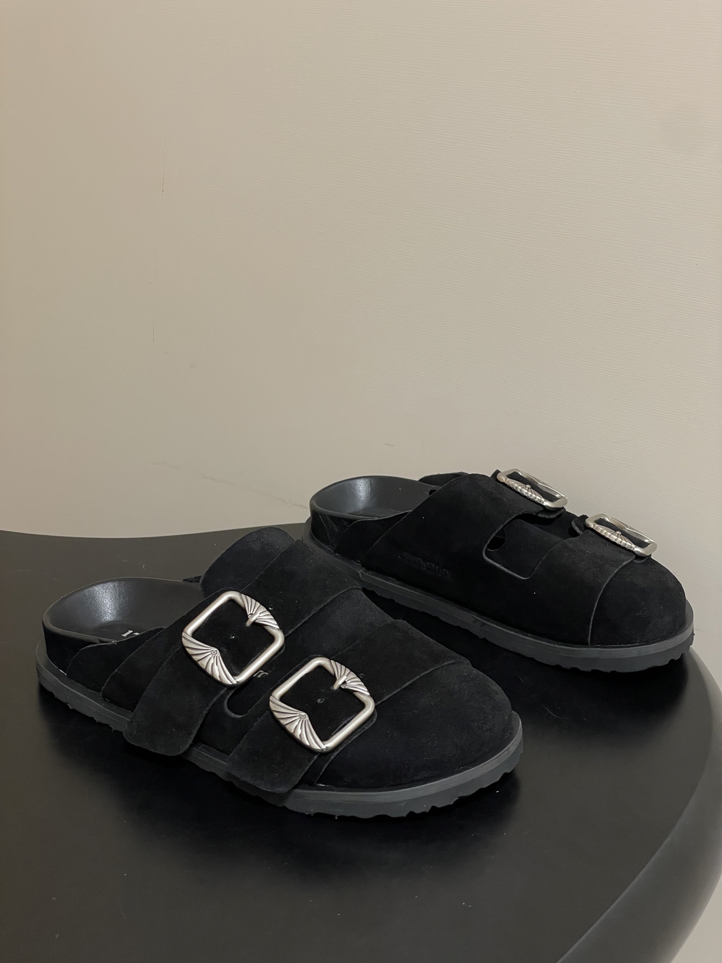 NO:693756,- BIRKENSTOCK Birkenstock shoes Thick-soled mules Toe-toe buckle half slippers for couples Leather suede fashionable casual toe-toe shoes Soft leather suede texture with adjustable shoe buckles to improve wearing comfort ⑤ Ergonomic design disperses foot pressure and protects ankles Cork latex footbed has a certain shrinkage and can fit the shape of the foot after long-term wear EVA soles have high resilience and tensile strength and have good shockproof and cushioning properties, suitable for all seasons  Soft footbed with extra foam cushioning provides extra comfort and all-day support. Cowhide suede upper. Sheepskin lining. Open-molded rubber outsole. Size female 35-39 (custom-made 40 non-returnable) male 40-44, half-drag, birkenstock, slippers, cowhide, sheepskin.19860909- BIRKENSTOCK 勃肯鞋 厚底穆勒鞋 包头搭扣半拖鞋情侣款 皮革绒面时尚休闲包头鞋 牛皮绒面革质地柔软搭配可调节鞋扣提升穿着舒适度⑤ 人体工学设计分散脚部压力 保护脚踝 软木乳胶鞋床具有一定的收缩性 长时间穿着后能贴合脚型 EVA鞋底回弹性和抗张性力高 具有良好的防震、缓冲性 四季皆宜 柔软的鞋床采用额外的泡沫缓冲层 提供额外的舒适感和全天支撑 鞋面牛皮绒面 内里垫脚羊皮 鞋底开模橡胶大底 码数女 35-39（40定做不退不换） 男 40-44,半拖,birkenstock,slippers,cowhide,sheepskin,Women's Shoes