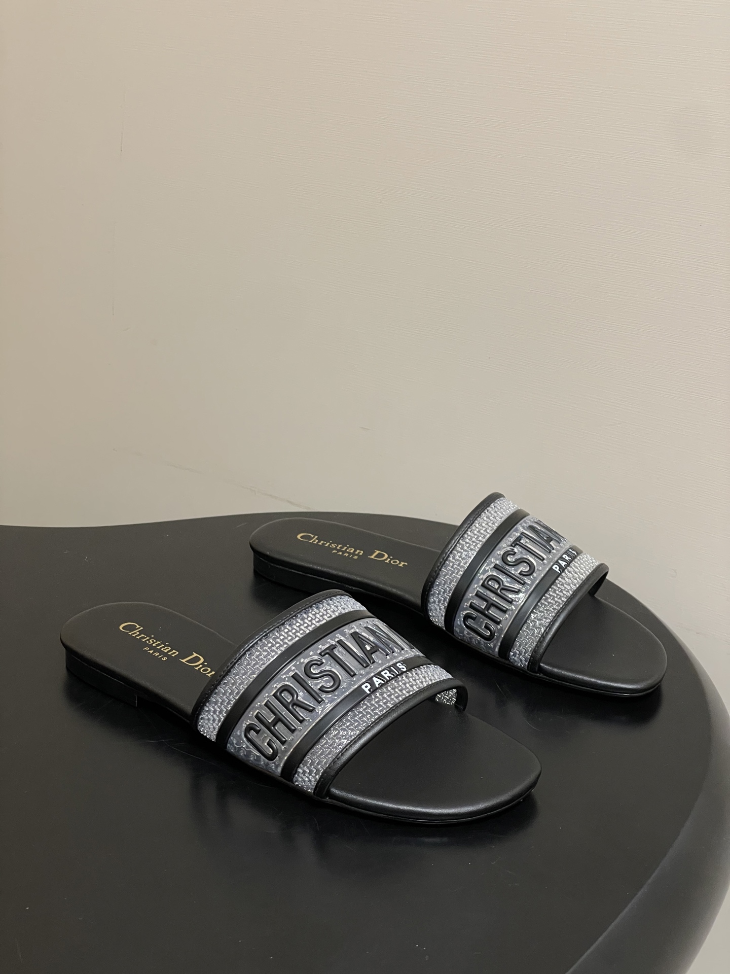 NO:693730,- The latest 2026 spring and summer Dior D-DWAY classic letter slippers. Glue flat sandals. This Dway sandal is an iconic classic item. The upper is embroidered with the 'Christian Dior' logo, which is highly recognizable and shows personality. Eye-catching and versatile, the design is simple, easy to put on and take off, and can easily create a casual fashion style. The upper is customized with TPU technology fabric (glue process) and the sole is Italian leather outsole.  Size 35-39 (34.40.41.42.43 customized, non-refundable), slippers, dior, dior, slippers, Leather soles19860909- 2026春夏最新款 Dior迪奥 D-DWAY经典字母一字拖鞋 滴胶平底凉拖鞋 这款 Dway 凉拖是一款标志性的经典单品.鞋面刺绣有“Christian Dior”标志,辨识度高,彰显个性.醒目百搭,设计简约,方便穿脱,可轻松打造随性的时尚造型. 鞋面定制TPU科技面料（滴胶工艺） 鞋底意大利真皮大底 码数35-39（34.40.41.42.43定做不退换）,拖鞋,dior,dior,slippers,Leather soles,Women's Shoes